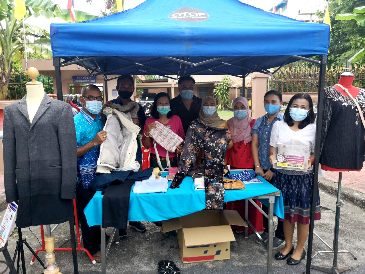 รองผู้ว่าฯ ยะลา เยี่ยมชมตลาดนัดแบ่งปันผัก หน้าบ้านพัก พจ.
