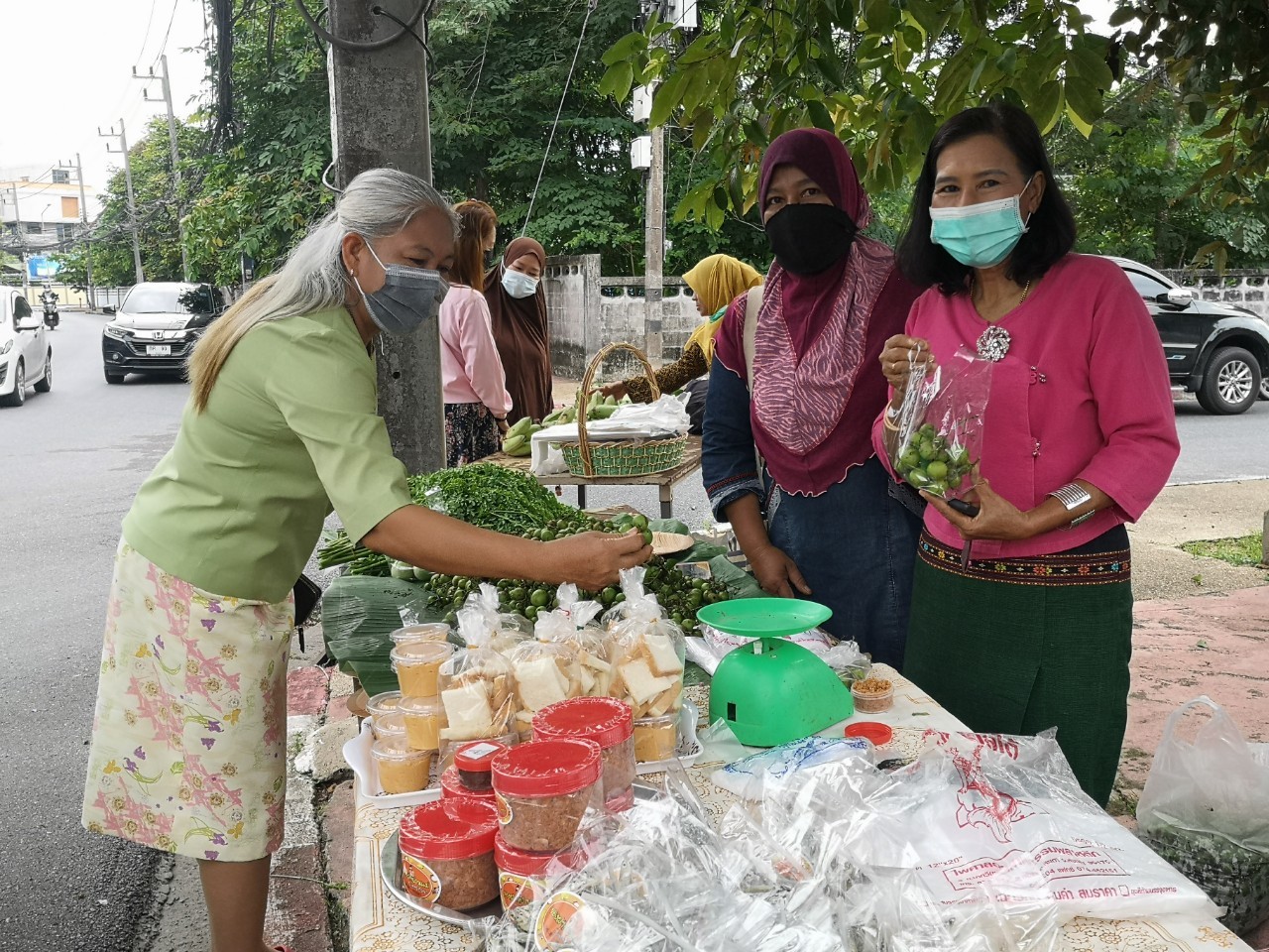 รองผู้ว่าฯ ยะลา เยี่ยมชมตลาดนัดแบ่งปันผัก หน้าบ้านพัก พจ.