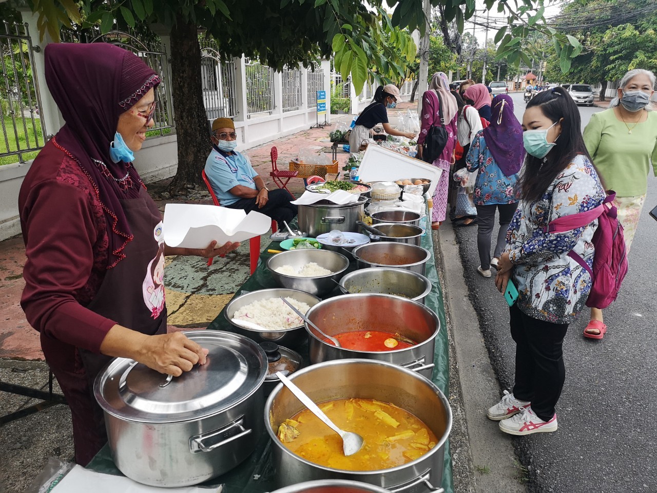 รองผู้ว่าฯ ยะลา เยี่ยมชมตลาดนัดแบ่งปันผัก หน้าบ้านพัก พจ.