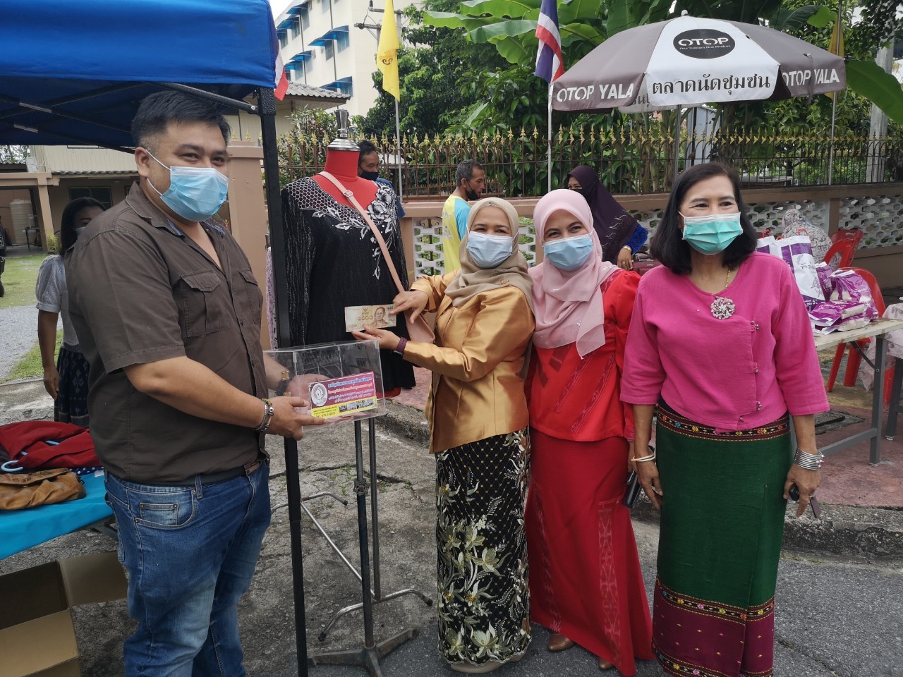 รองผู้ว่าฯ ยะลา เยี่ยมชมตลาดนัดแบ่งปันผัก หน้าบ้านพัก พจ.