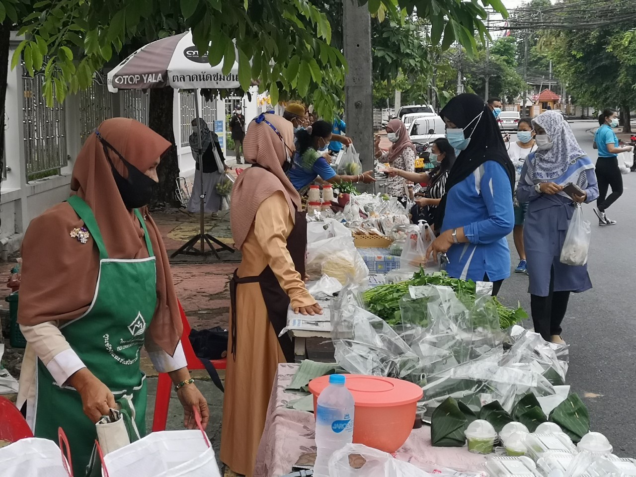 รองผู้ว่าฯ ยะลา เยี่ยมชมตลาดนัดแบ่งปันผัก หน้าบ้านพัก พจ.