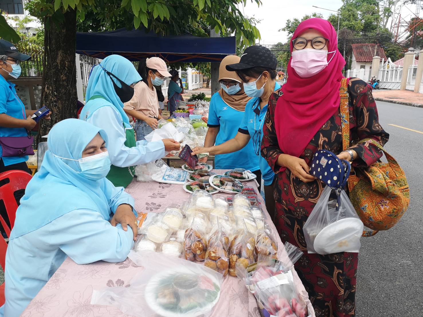 พช.ยะลา ต่อยอดปลูกผักสวนครัว จัดตลาดนัดแบ่งปันผัก หน้าบ้านพัก พจ.