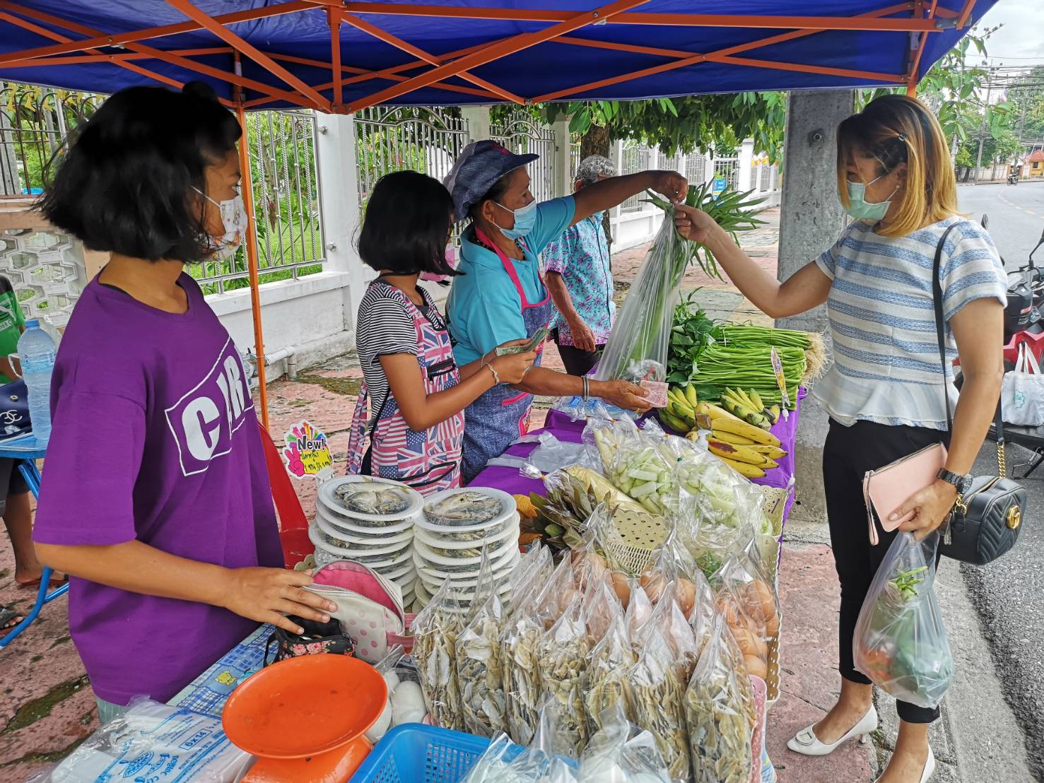 พช.ยะลา ต่อยอดปลูกผักสวนครัว จัดตลาดนัดแบ่งปันผัก หน้าบ้านพัก พจ.