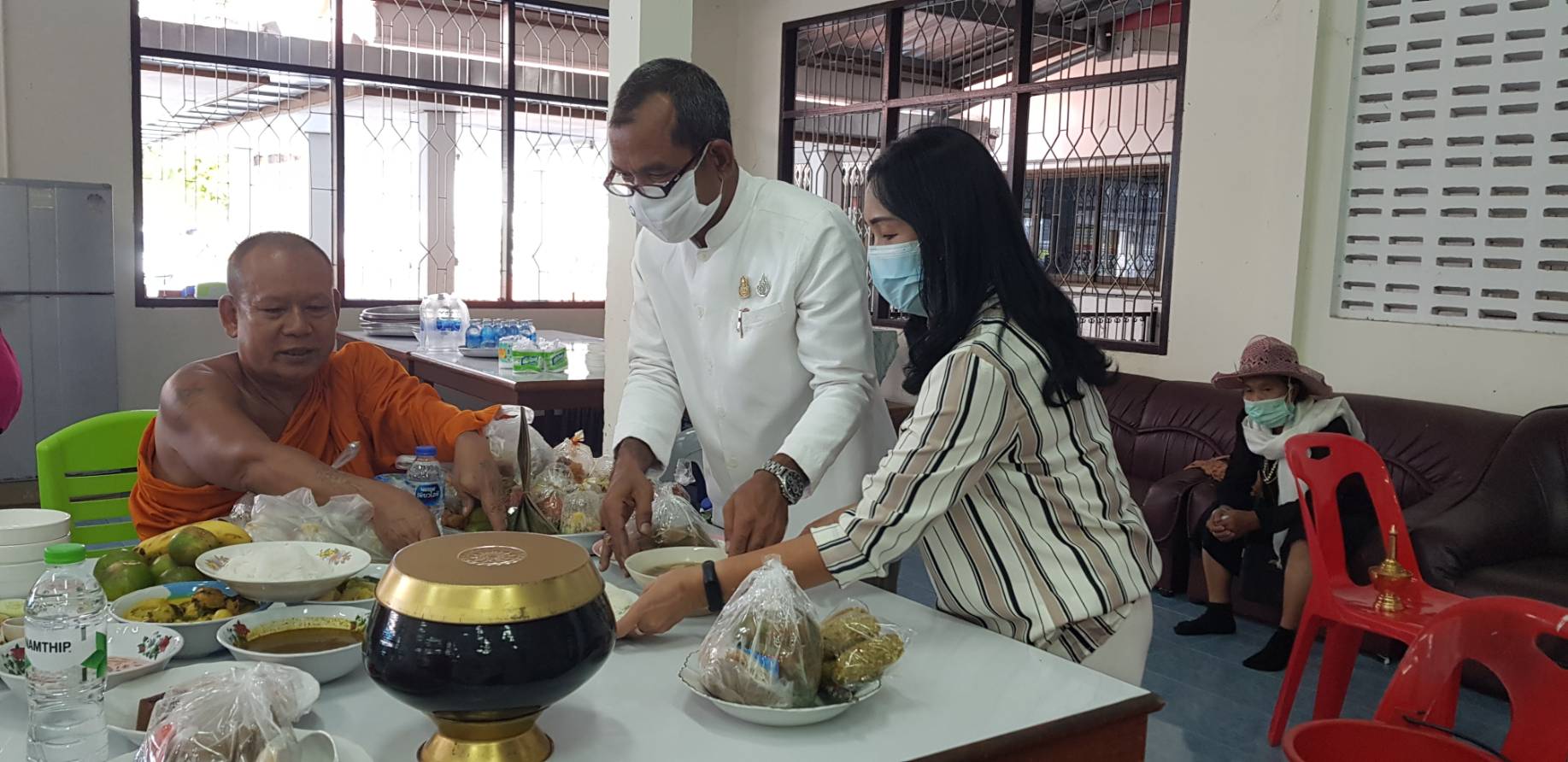 พจ.ยะลา ถวายภัตตาหารพระภิกษุ สามเณร ณ วัดพุทธภูมิ พระอารามหลวง