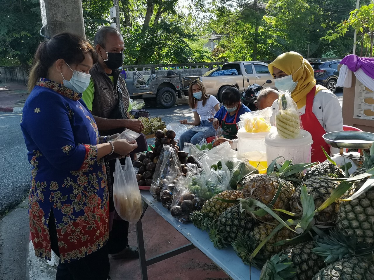 คึกคัก!!! “ตลาดนัดแบ่งปันผัก หน้าบ้านพัก พจ.ยะลา”