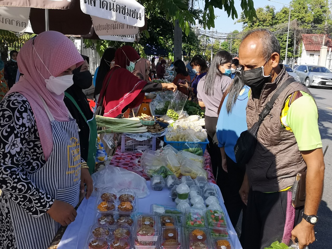 คึกคัก!!! “ตลาดนัดแบ่งปันผัก หน้าบ้านพัก พจ.ยะลา”