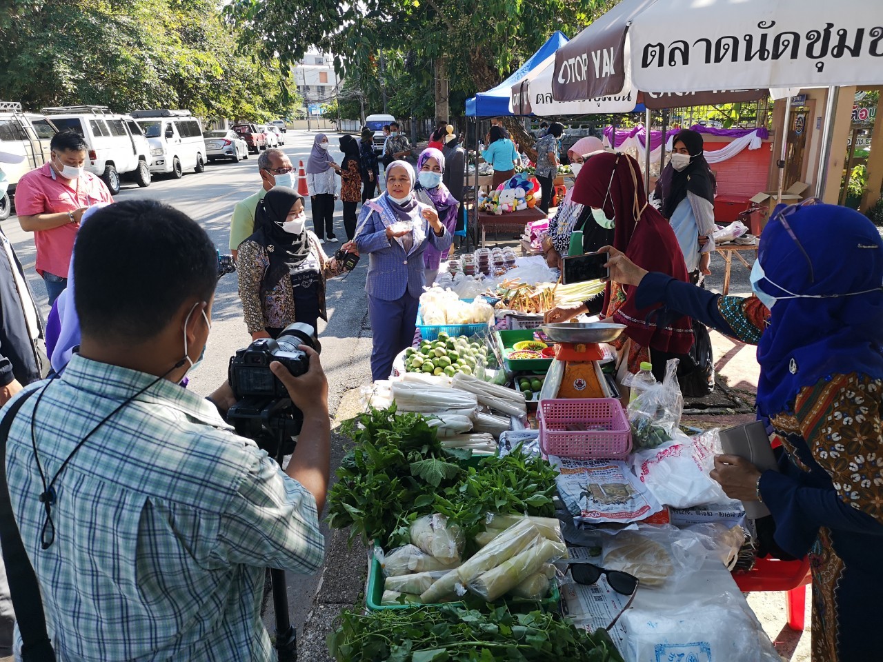 คึกคัก!!! “ตลาดนัดแบ่งปันผัก หน้าบ้านพัก พจ.ยะลา”