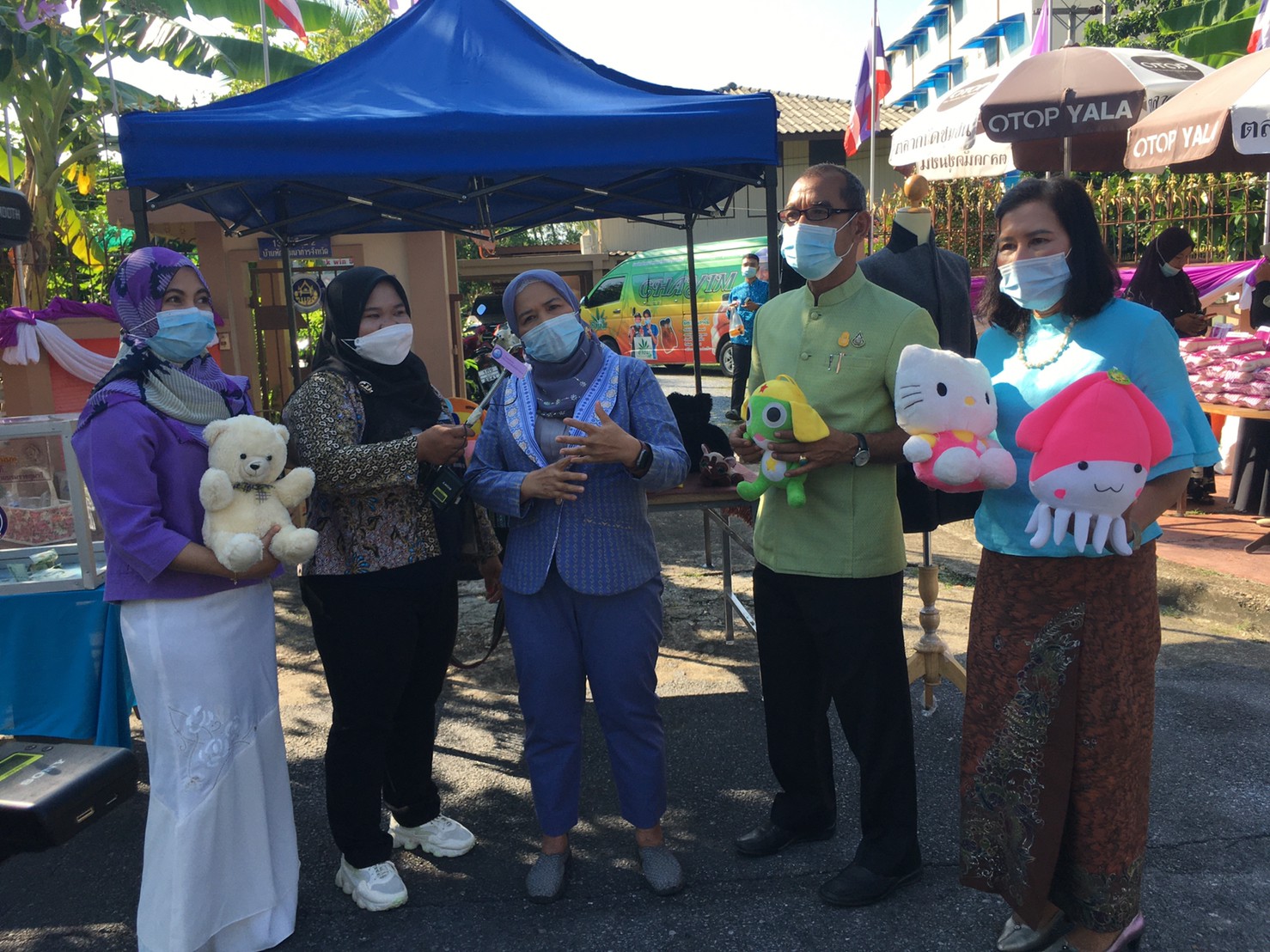 คึกคัก!!! “ตลาดนัดแบ่งปันผัก หน้าบ้านพัก พจ.ยะลา”