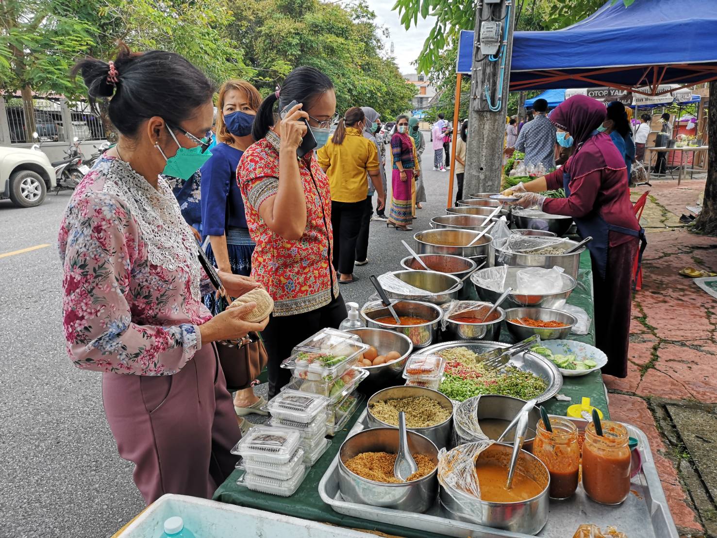 ตลาดนัดบ้านพัก พจ.ยะลา “แบ่งปันผัก แบ่งปันรักเด็กชนบท”