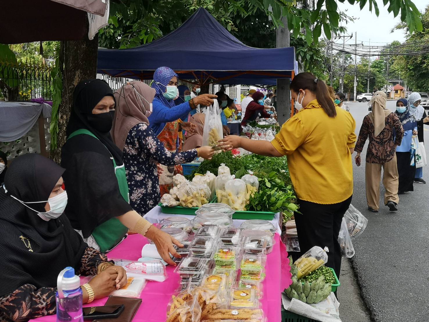 ตลาดนัดบ้านพัก พจ.ยะลา “แบ่งปันผัก แบ่งปันรักเด็กชนบท”