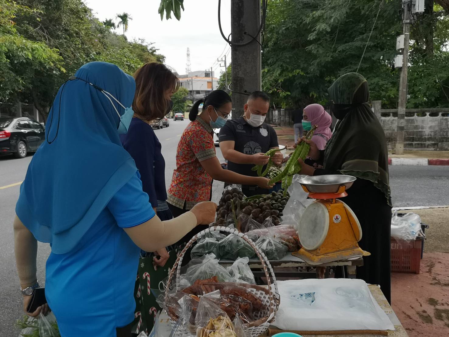 ตลาดนัดบ้านพัก พจ.ยะลา “แบ่งปันผัก แบ่งปันรักเด็กชนบท”