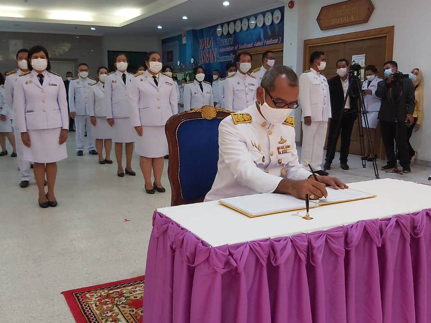 พจ.ยะลา ร่วมพิธีลงนามถวายพระพรชัยมงคล สมเด็จพระนางเจ้าสุทิดา พัชรสุธาพิมลลักษณ พระบรมราชินี