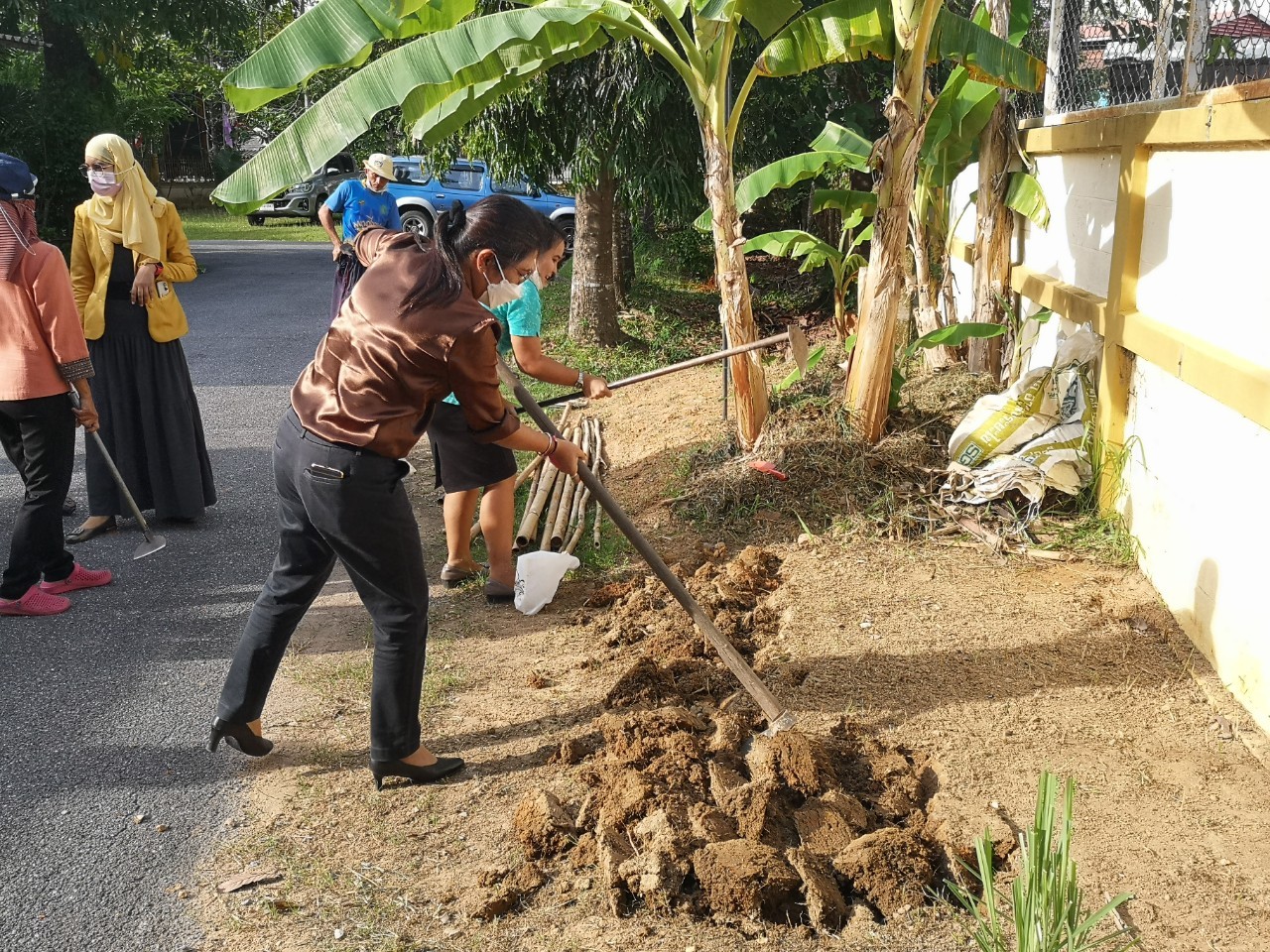 พช.ยะลา “รวมพลัง ปลูกผัก” บ้านพักรองผู้ว่าฯ