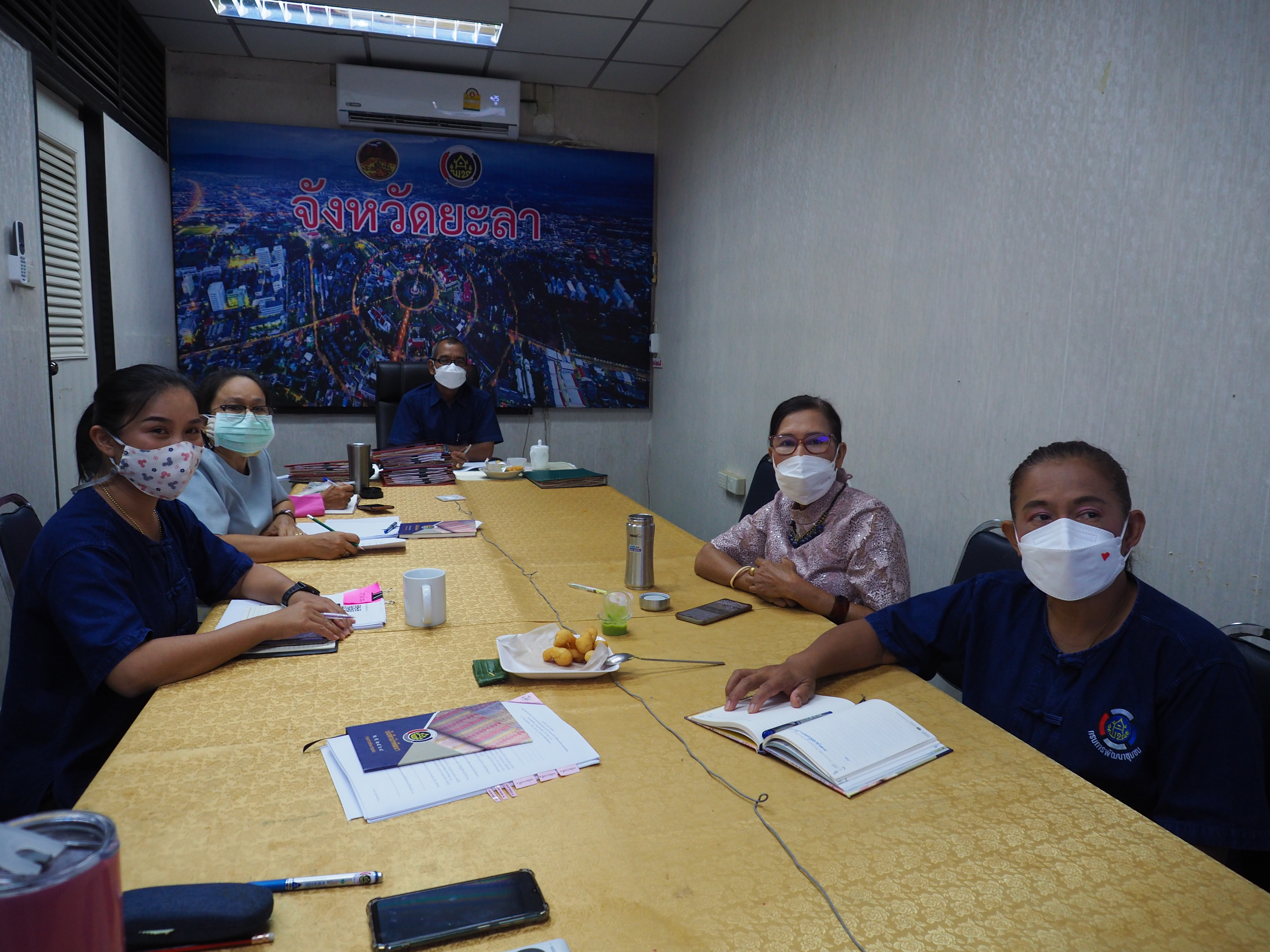 พช.ยะลา รับชมการประชุมสร้างความเข้าใจการจัดซื้อ/จัดจ้าง โครงการพัฒนาพื้นที่ต้นแบบการพัฒนาคุณภาพชีวิตตามตามหลักทฤษฎีใหม่ ประยุกต์สู่”โคก หนอง นา โมเดล”