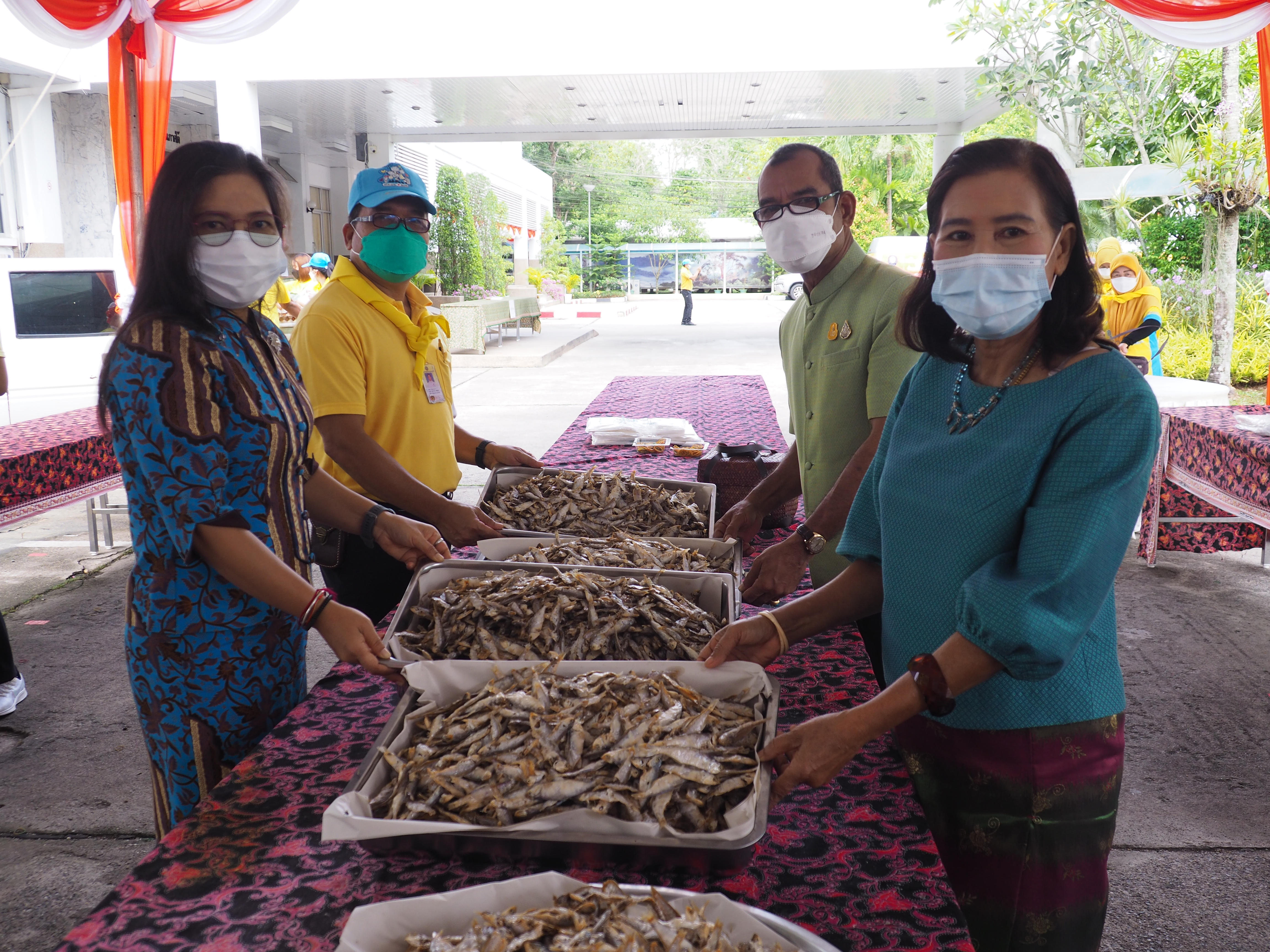 พจ.ยะลา นำคณะสตรี กพสอ. ร่วมประกอบอาหารปรุงสุก ส่งต่อไปยังประชาชน จ.ยะลา ที่ได้รับผลกระทบจาก COVID-19