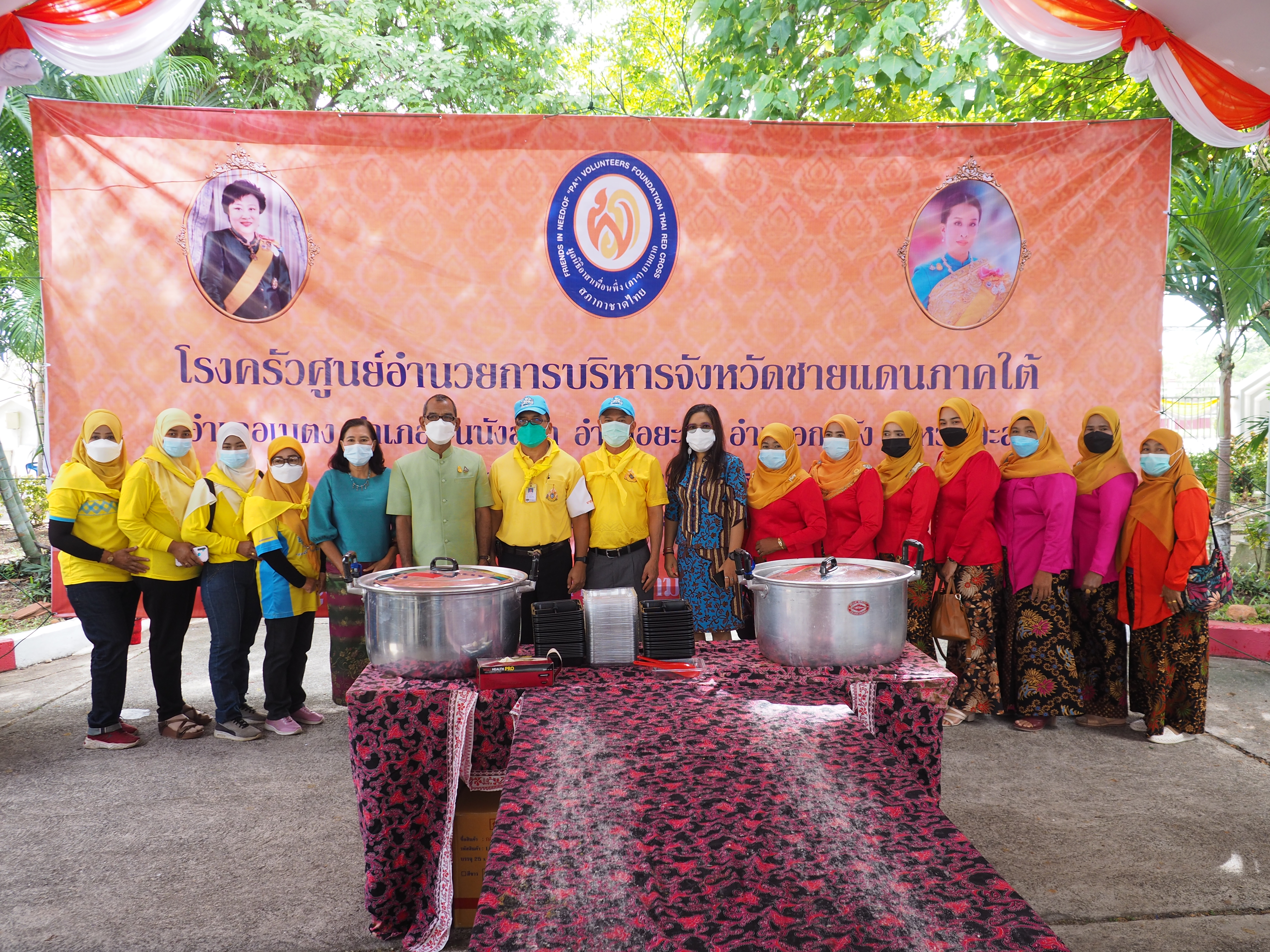 พจ.ยะลา นำคณะสตรี กพสอ. ร่วมประกอบอาหารปรุงสุก ส่งต่อไปยังประชาชน จ.ยะลา ที่ได้รับผลกระทบจาก COVID-19