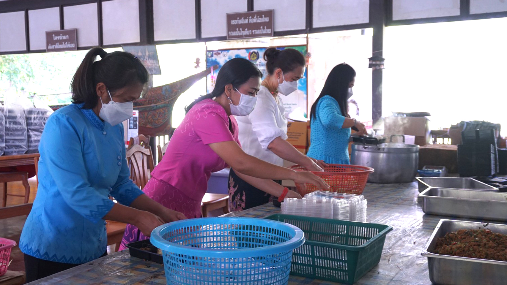 “สอ.พช.ยะลา ไม่ทิ้งกัน” มอบอาหารปรุงสุกให้กับบุคลากรด่านหน้าและผู้ป่วยโควิด โรงพยาบาลสนามยะลา