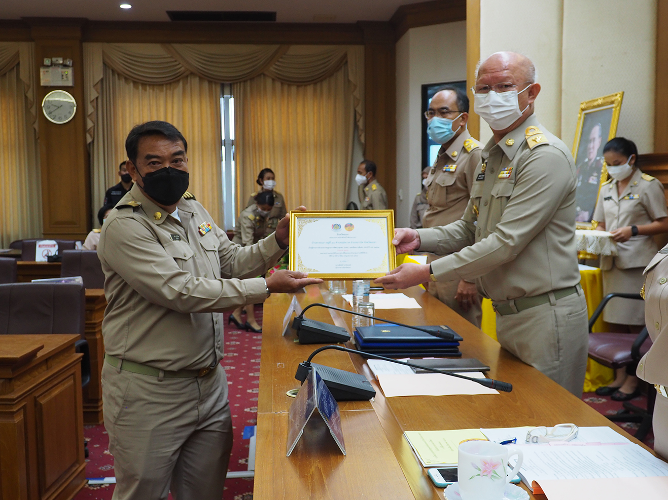 พจ.ยะลา ร่วมประชุมกรมการจังหวัด ครั้งที่ 7 พร้อมมอบเกียรติบัตร มชช. และ คนกองทุนพัฒนาบทบาทสตรีดีเด่น ปี พ.ศ.2564