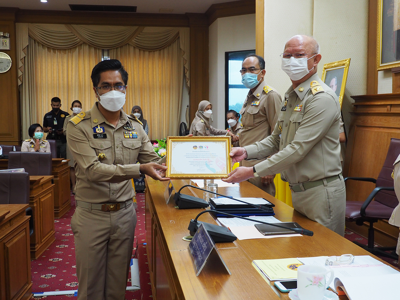 พจ.ยะลา ร่วมประชุมกรมการจังหวัด ครั้งที่ 7 พร้อมมอบเกียรติบัตร มชช. และ คนกองทุนพัฒนาบทบาทสตรีดีเด่น ปี พ.ศ.2564