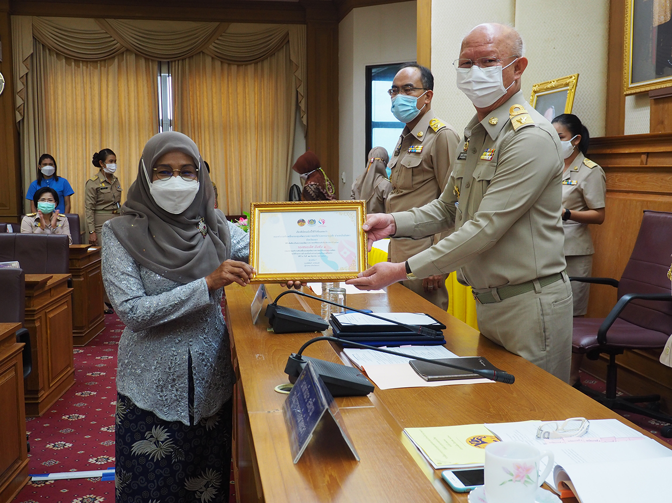 พจ.ยะลา ร่วมประชุมกรมการจังหวัด ครั้งที่ 7 พร้อมมอบเกียรติบัตร มชช. และ คนกองทุนพัฒนาบทบาทสตรีดีเด่น ปี พ.ศ.2564