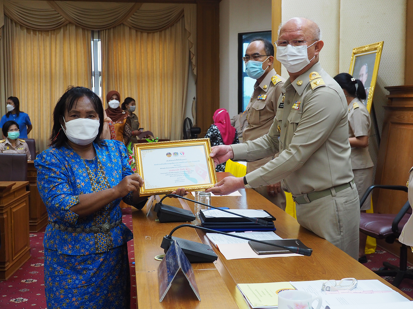 พจ.ยะลา ร่วมประชุมกรมการจังหวัด ครั้งที่ 7 พร้อมมอบเกียรติบัตร มชช. และ คนกองทุนพัฒนาบทบาทสตรีดีเด่น ปี พ.ศ.2564
