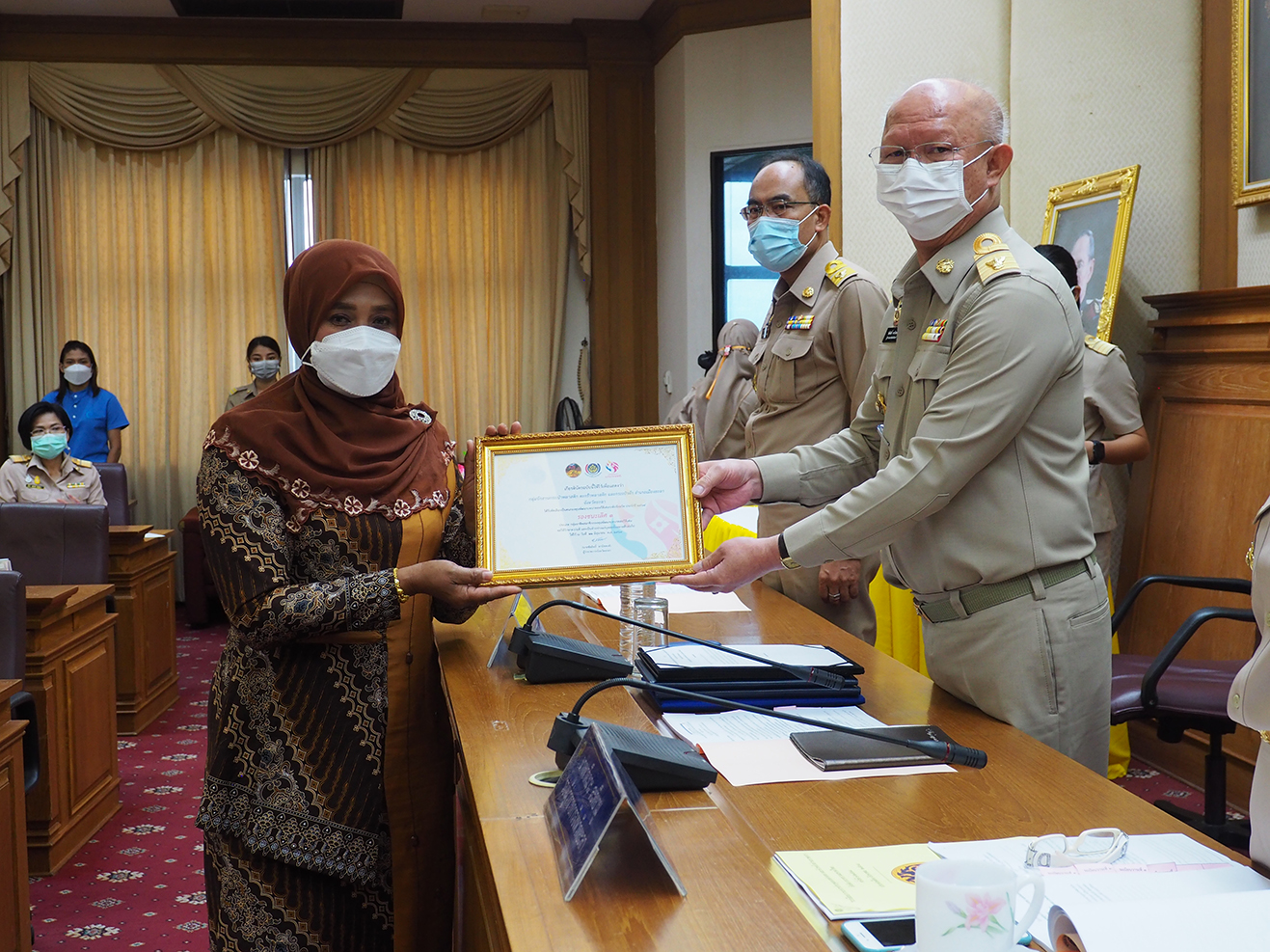 พจ.ยะลา ร่วมประชุมกรมการจังหวัด ครั้งที่ 7 พร้อมมอบเกียรติบัตร มชช. และ คนกองทุนพัฒนาบทบาทสตรีดีเด่น ปี พ.ศ.2564