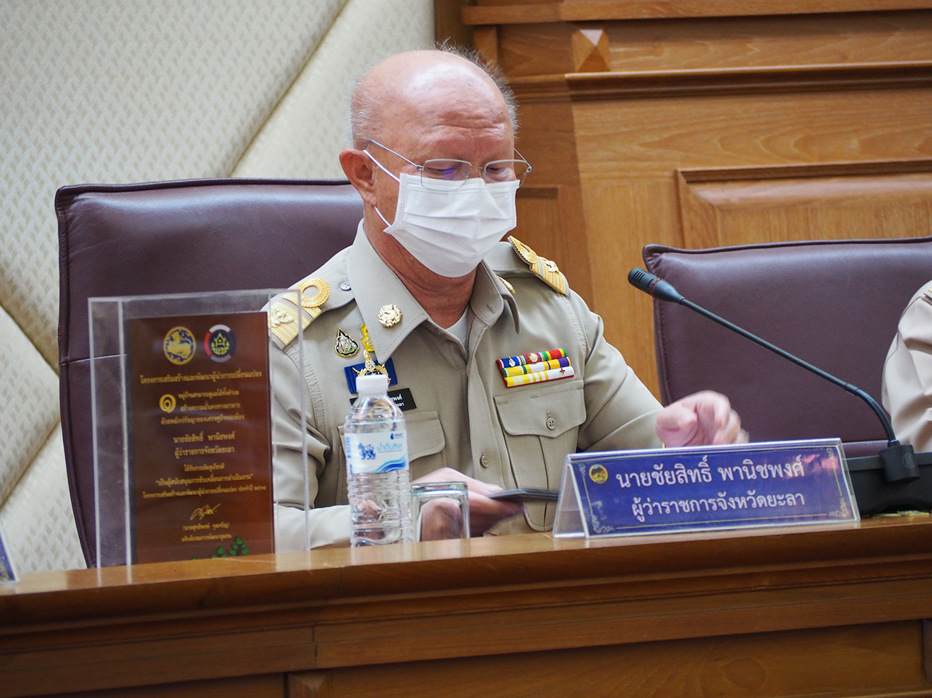 ผู้ว่าราชการจังหวัดยะลา รับประกาศเกียรติบัตรและโล่เชิดชูเกียรติผู้สนับสนุนการขับเคลื่อนการดำเนินงานโครงการเสริมสร้างและพัฒนาผู้นำการเปลี่ยนแปลง ประจำปี 2564