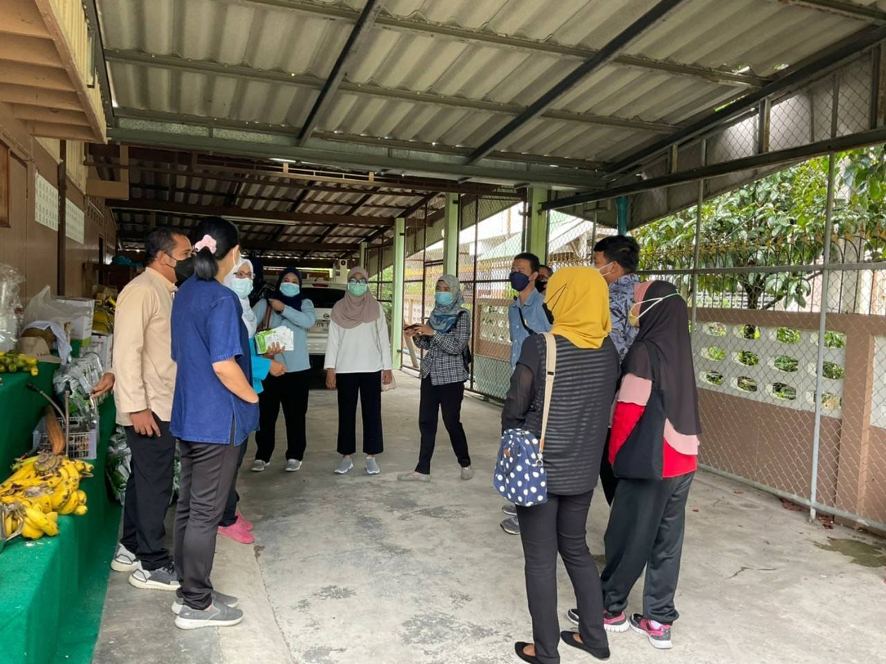 พช.ยะลา นพต. ฝึกปฏิบัติและเรียนรู้กิจกรรม “เอามื้อสามัคคี” ในแปลงสาธิตโคก หนอง นา
