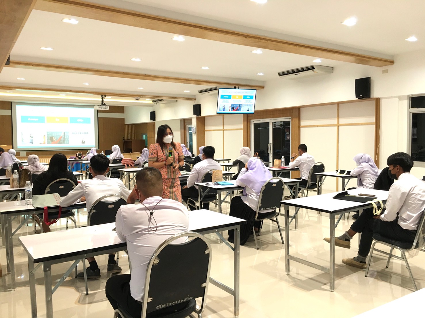 พช.ยะลา บรรยายให้ความรู้นักศึกษาในการพัฒนาตนเองเพื่อเข้าสู่ตลาดแรงงาน