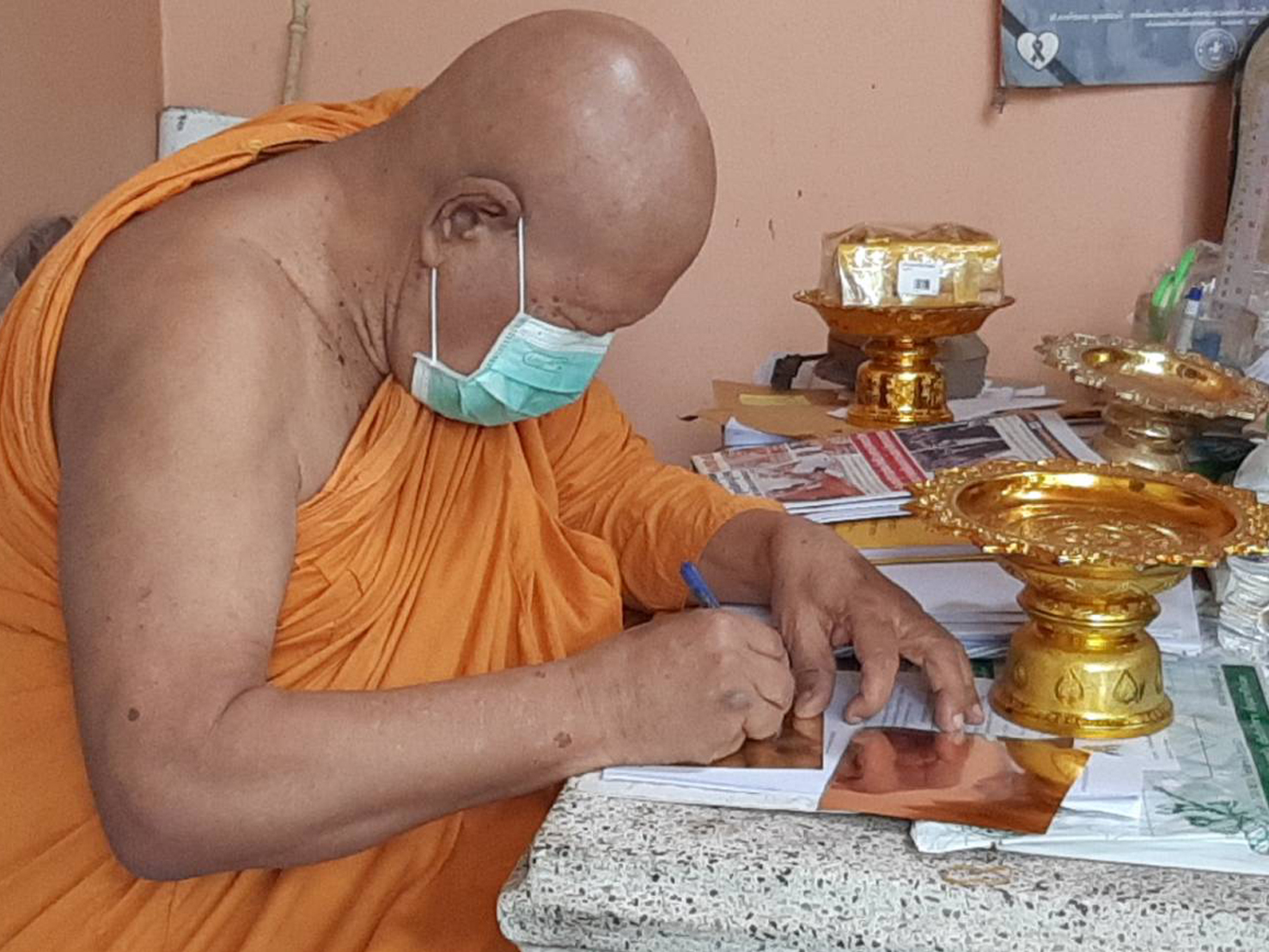 พจ.ยะลา กราบนมัสการพระเกจิอาจารย์ ประกอบพิธีจารอักขระแผ่นเงิน แผ่นทองแดง และแผ่นทองเหลือง เพื่อนำไปประกอบพิธีหล่อพระพุทธรูปและเหรียญ “พระพุทธพัฒนปชานาถ”