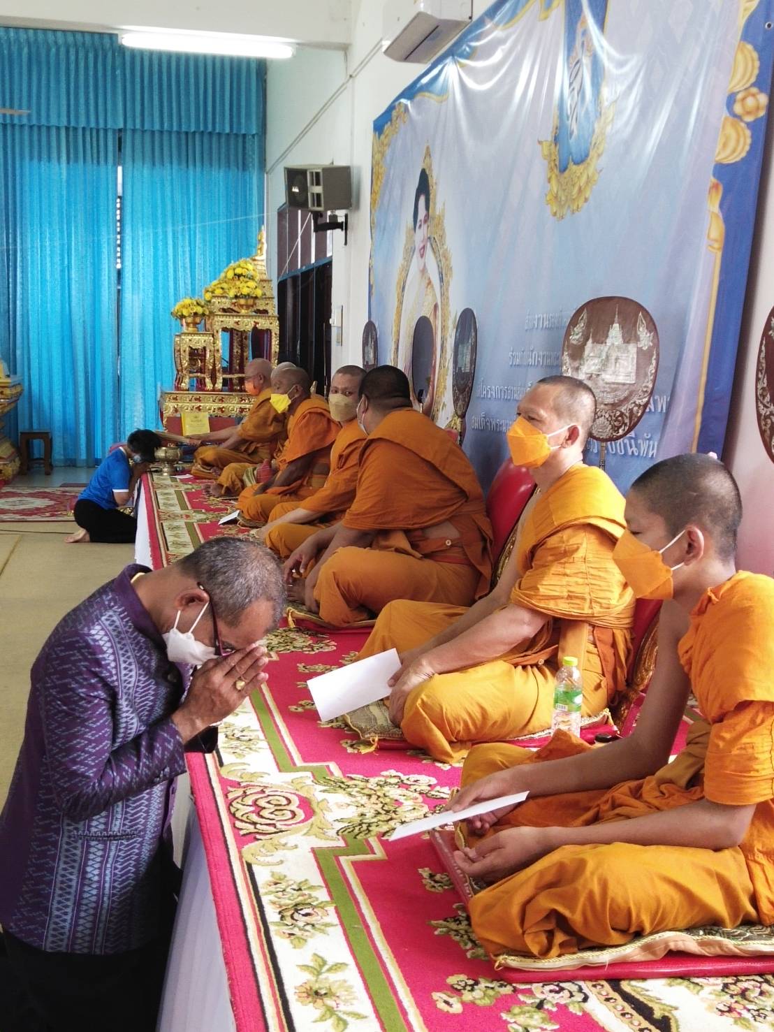 พช. ยะลา จัดกิจกรรม ทำบุญ ถวายภัตตาหารพระภิกษุ ในเนื่องในวันคล้ายวันสถาปนา 60 ปี กรมการพัฒนาชุมชน