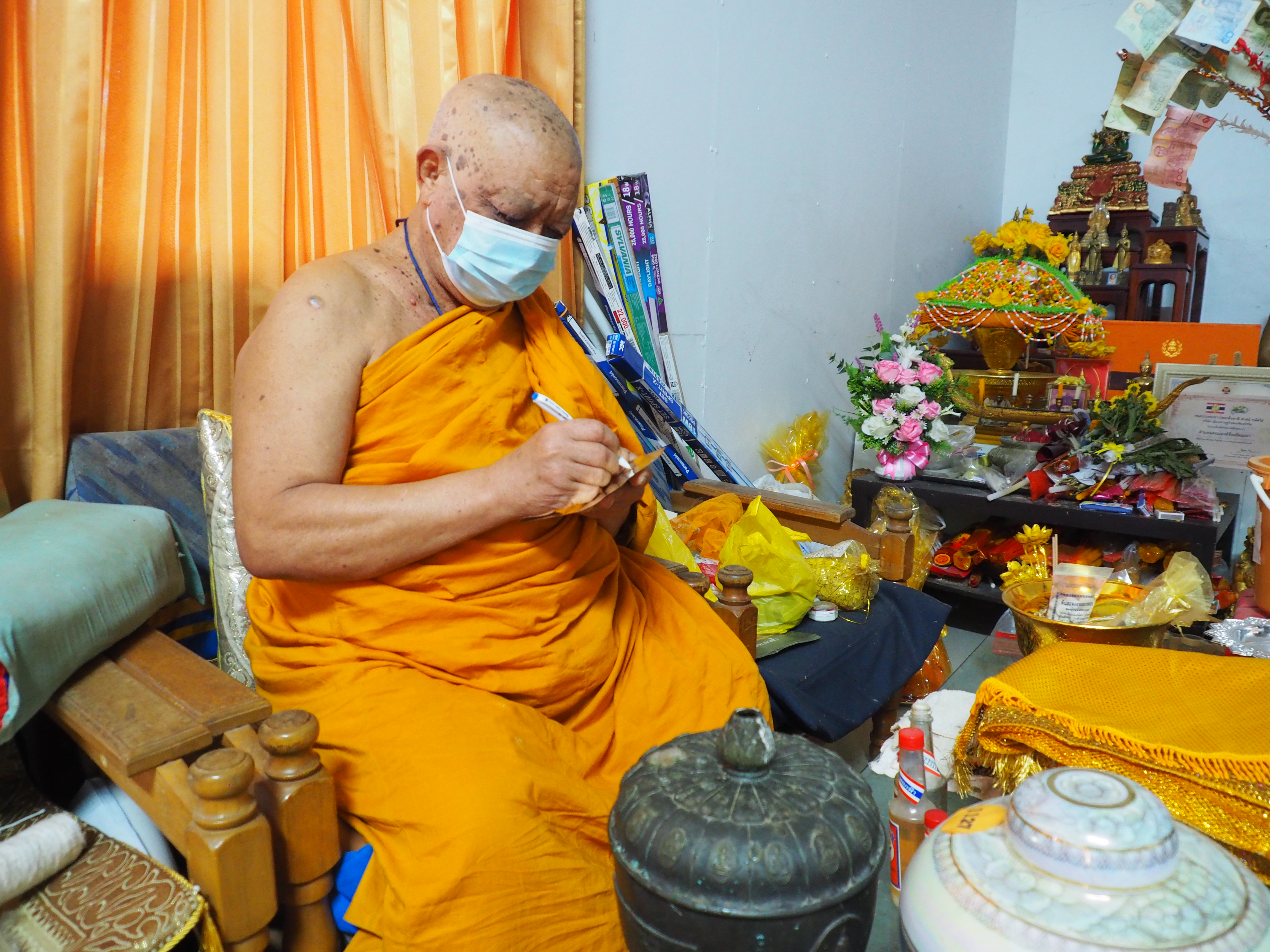 พจ.ยะลา กราบนมัสการพระเกจิอาจารย์ ประกอบพิธีจารอักขระแผ่นเงิน แผ่นทองแดง และแผ่นทองเหลือง เพื่อนำไปประกอบพิธีหล่อพระพุทธรูปและเหรียญ “พระพุทธพัฒนปชานาถ”