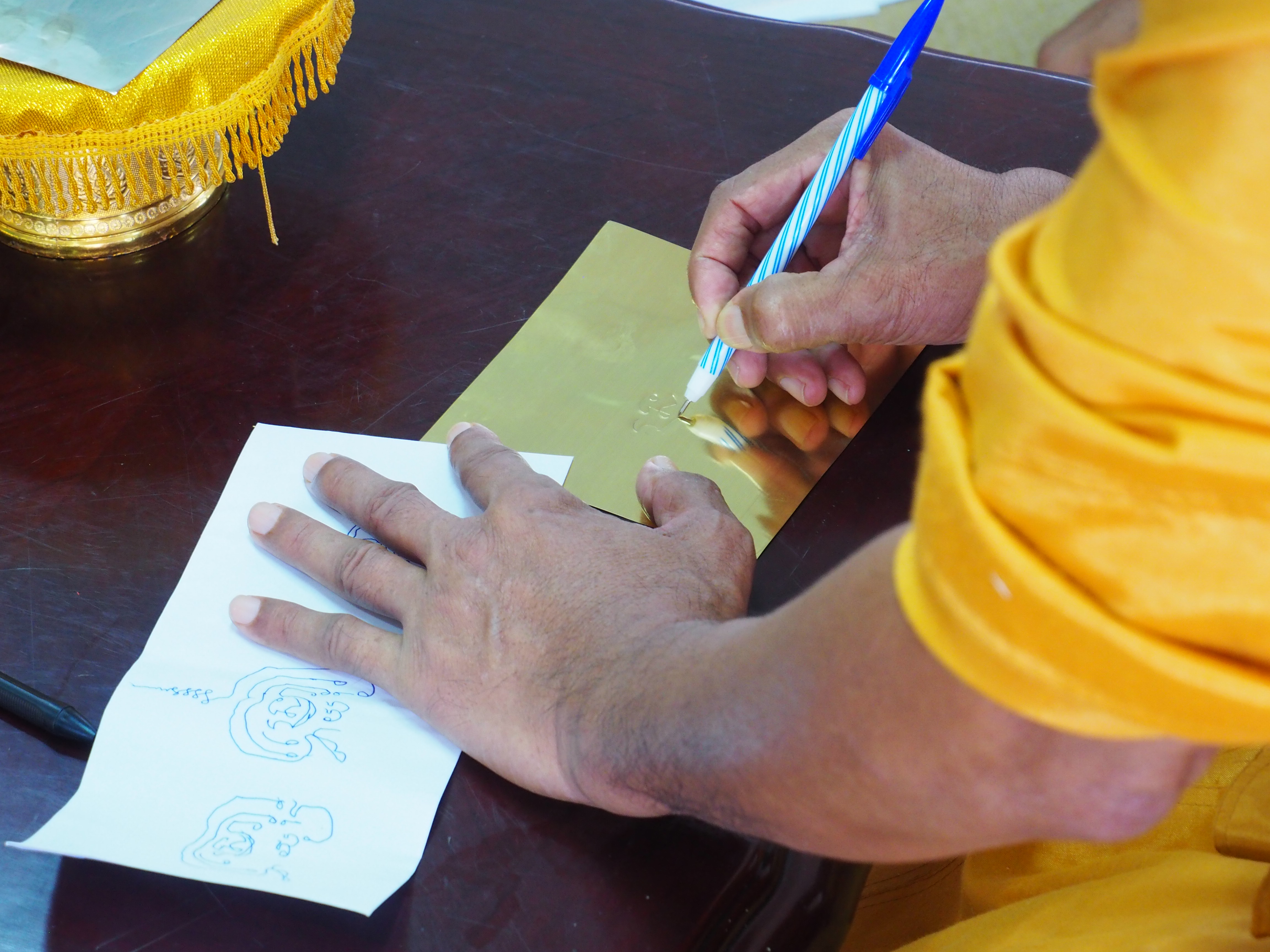พจ.ยะลา กราบนมัสการพระเกจิอาจารย์ ประกอบพิธีจารอักขระแผ่นเงิน แผ่นทองแดง และแผ่นทองเหลือง เพื่อนำไปประกอบพิธีหล่อพระพุทธรูปและเหรียญ “พระพุทธพัฒนปชานาถ”