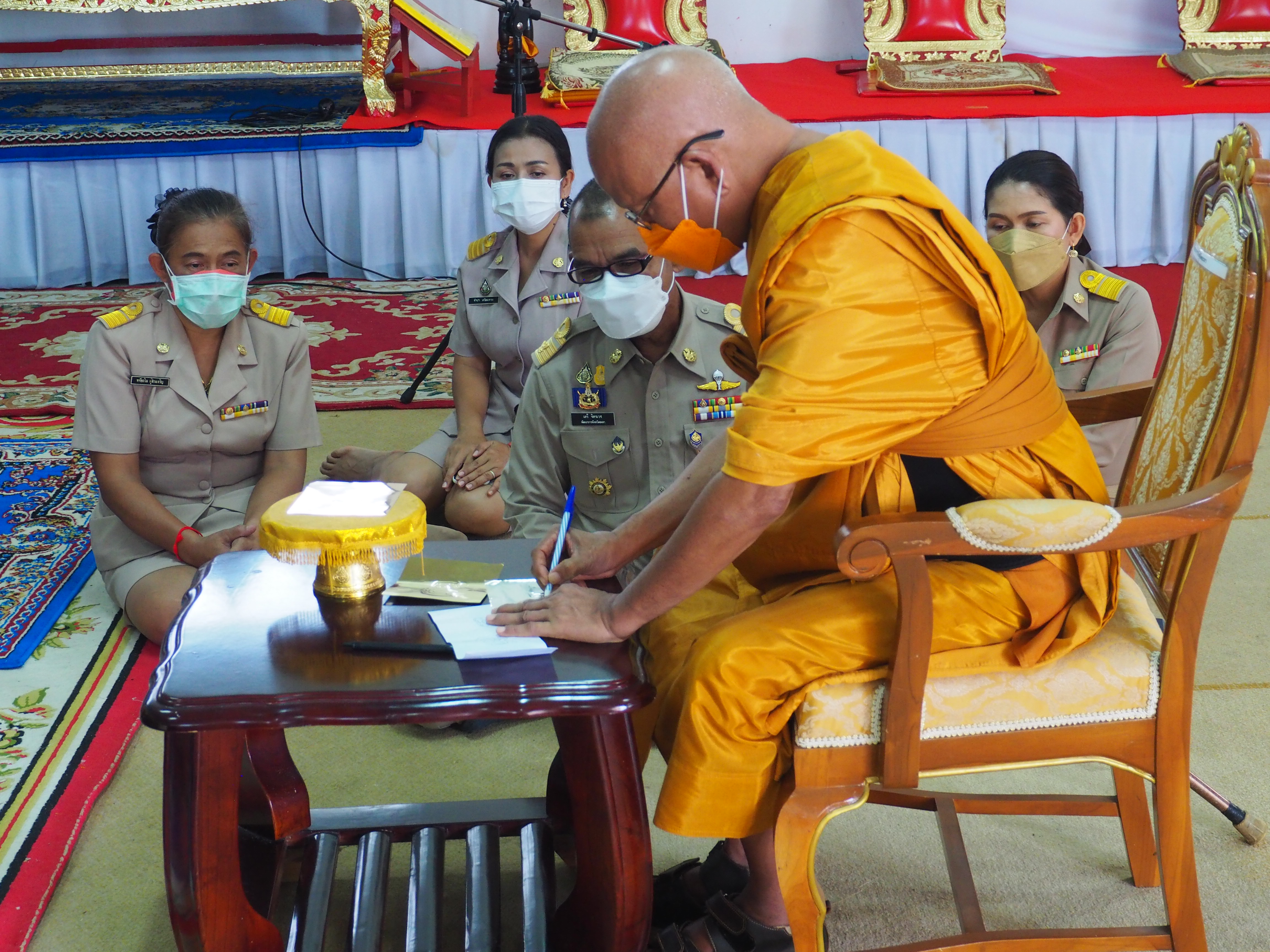 พจ.ยะลา กราบนมัสการพระเกจิอาจารย์ ประกอบพิธีจารอักขระแผ่นเงิน แผ่นทองแดง และแผ่นทองเหลือง เพื่อนำไปประกอบพิธีหล่อพระพุทธรูปและเหรียญ “พระพุทธพัฒนปชานาถ”