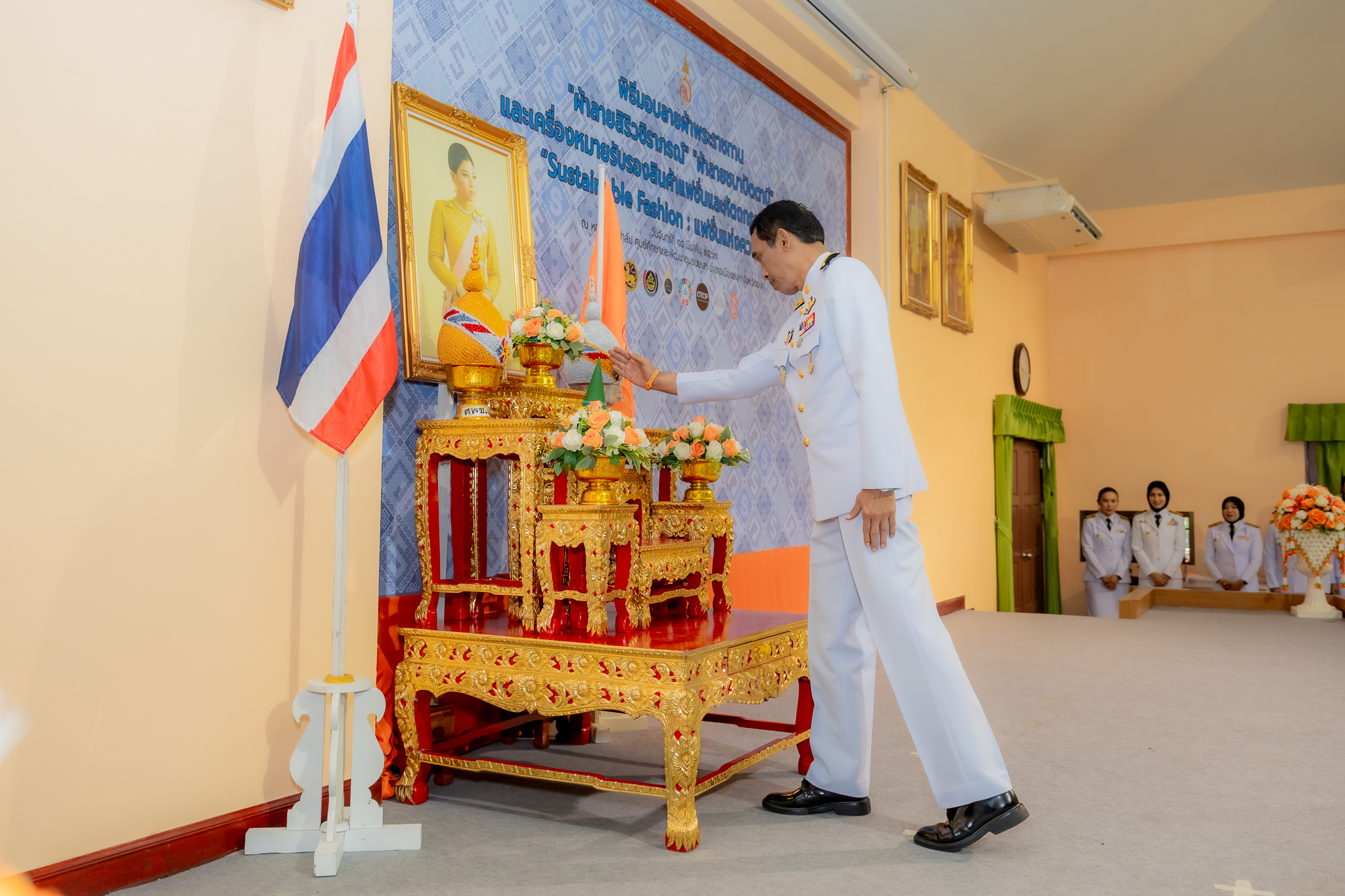 จังหวัดยะลา จัดพิธีมอบแบบลายผ้าพระราชทาน “ผ้าลายสิริวชิราภรณ์” “ผ้าลายชบาปัตตานี” และเครื่องหมายรับรองสินค้าแฟชั่นและหัตถกรรมพระราชทาน “Sustainable Fashion : แฟชั่นแห่งความยั่งยืน”