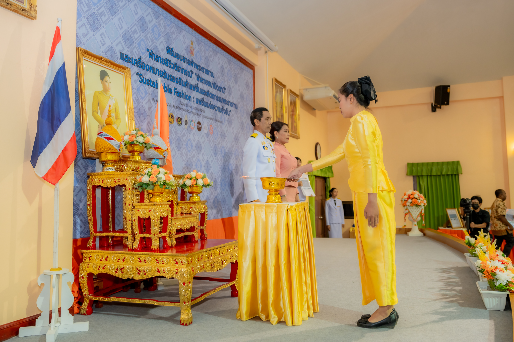 จังหวัดยะลา จัดพิธีมอบแบบลายผ้าพระราชทาน “ผ้าลายสิริวชิราภรณ์” “ผ้าลายชบาปัตตานี” และเครื่องหมายรับรองสินค้าแฟชั่นและหัตถกรรมพระราชทาน “Sustainable Fashion : แฟชั่นแห่งความยั่งยืน”