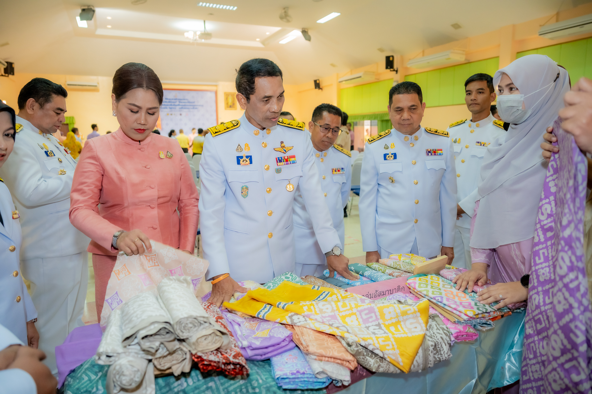 จังหวัดยะลา จัดพิธีมอบแบบลายผ้าพระราชทาน “ผ้าลายสิริวชิราภรณ์” “ผ้าลายชบาปัตตานี” และเครื่องหมายรับรองสินค้าแฟชั่นและหัตถกรรมพระราชทาน “Sustainable Fashion : แฟชั่นแห่งความยั่งยืน”