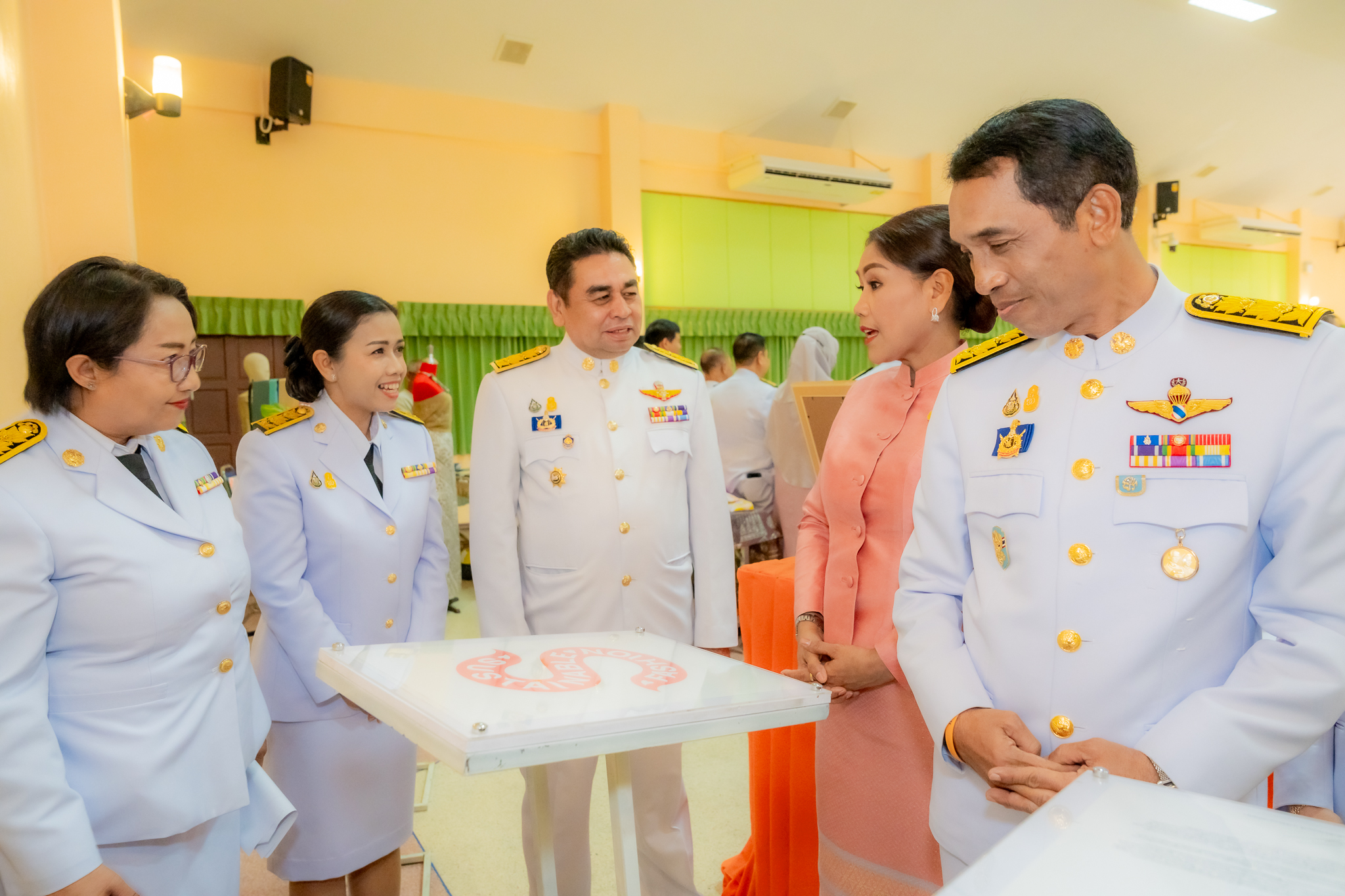 จังหวัดยะลา จัดพิธีมอบแบบลายผ้าพระราชทาน “ผ้าลายสิริวชิราภรณ์” “ผ้าลายชบาปัตตานี” และเครื่องหมายรับรองสินค้าแฟชั่นและหัตถกรรมพระราชทาน “Sustainable Fashion : แฟชั่นแห่งความยั่งยืน”