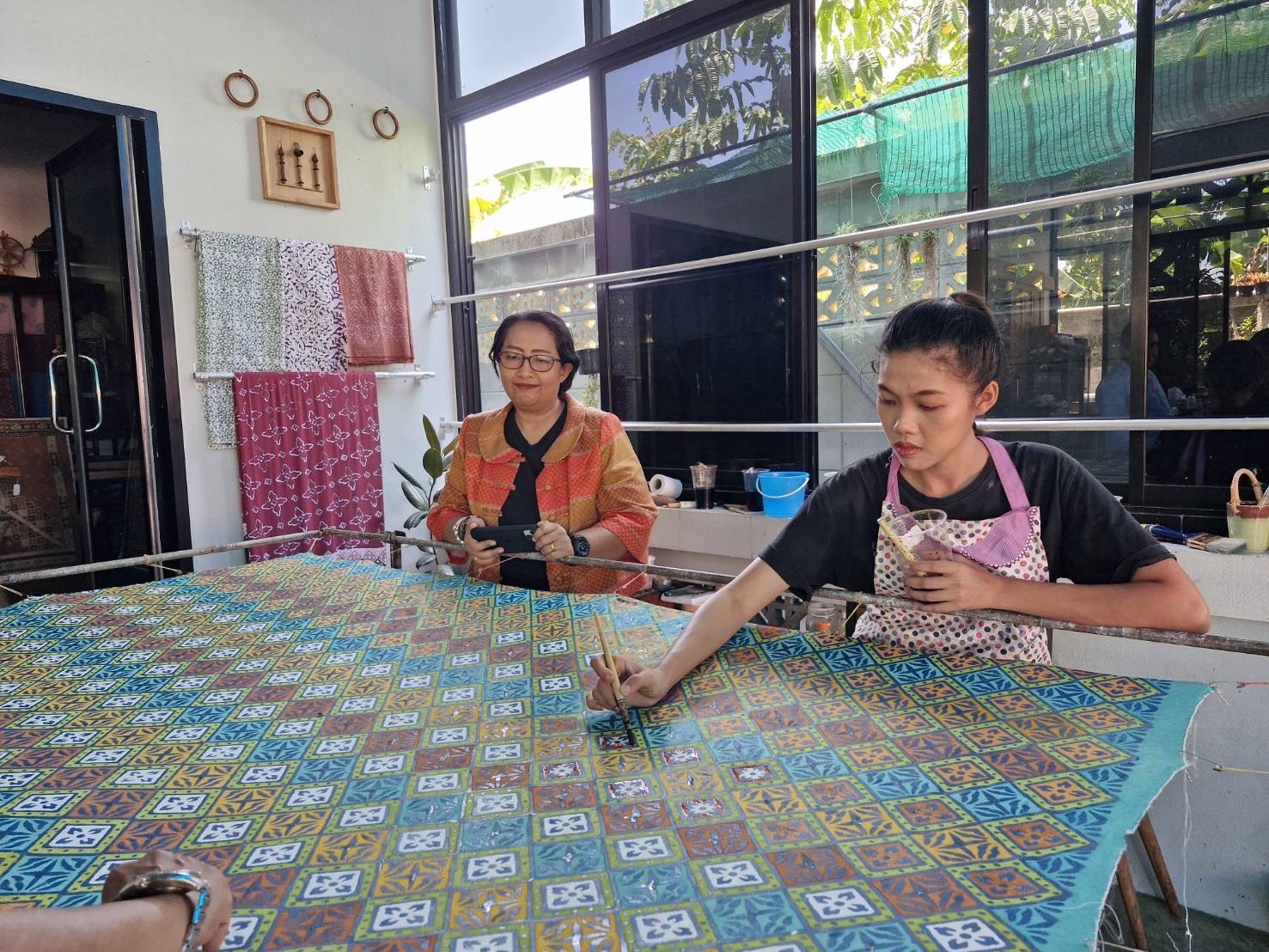 พช.ยะลา เยี่ยมกลุ่มทำผ้าบาติกในพื้นที่อำเภอเมืองฯ