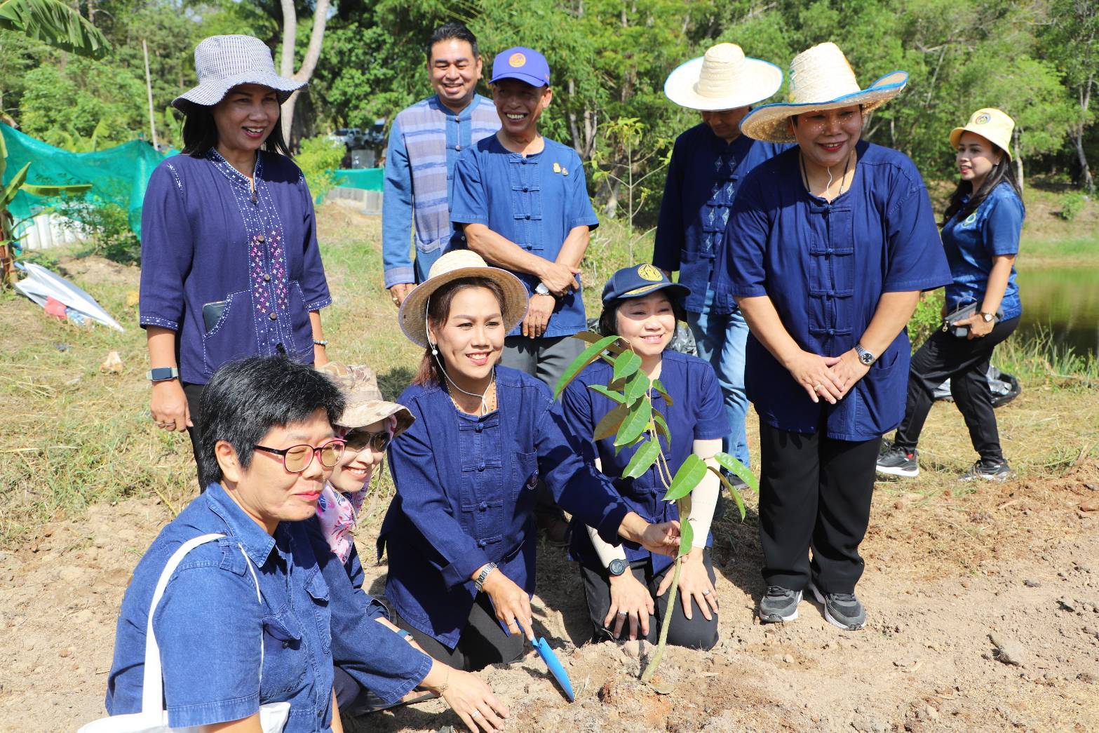 พช.ยะลา ร่วมกิจกรรม ศพช.ยะลา “เอามื้อสามัคคี ชวนน้องพี่วางปืน ไปปลูกผัก”