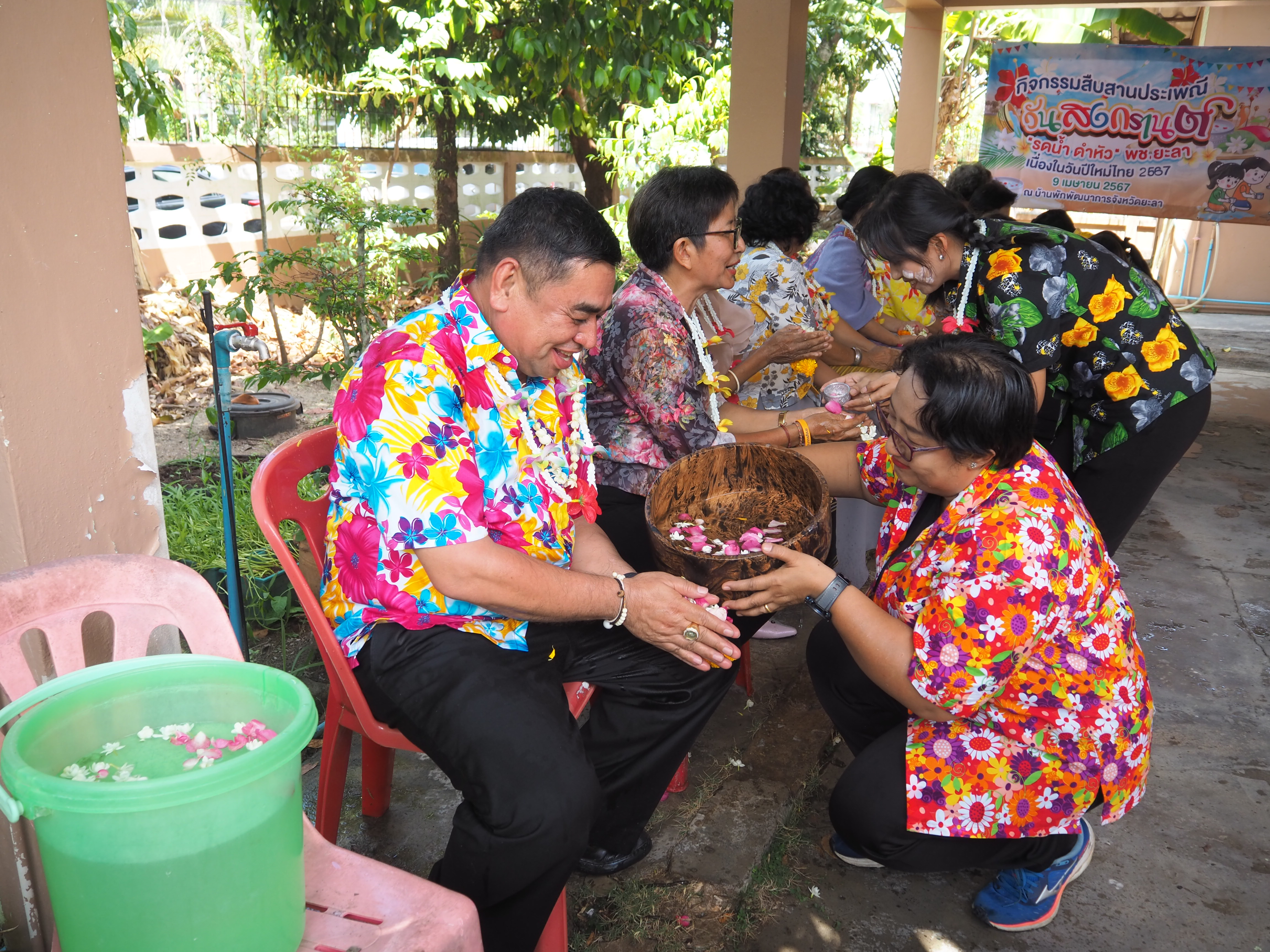 พช.ยะลา จัดกิจกรรมสืบสานประเพณีวันสงกรานต์ “รดน้ำ ดำหัว” เนื่องในวันปีใหม่ไทย 2567
