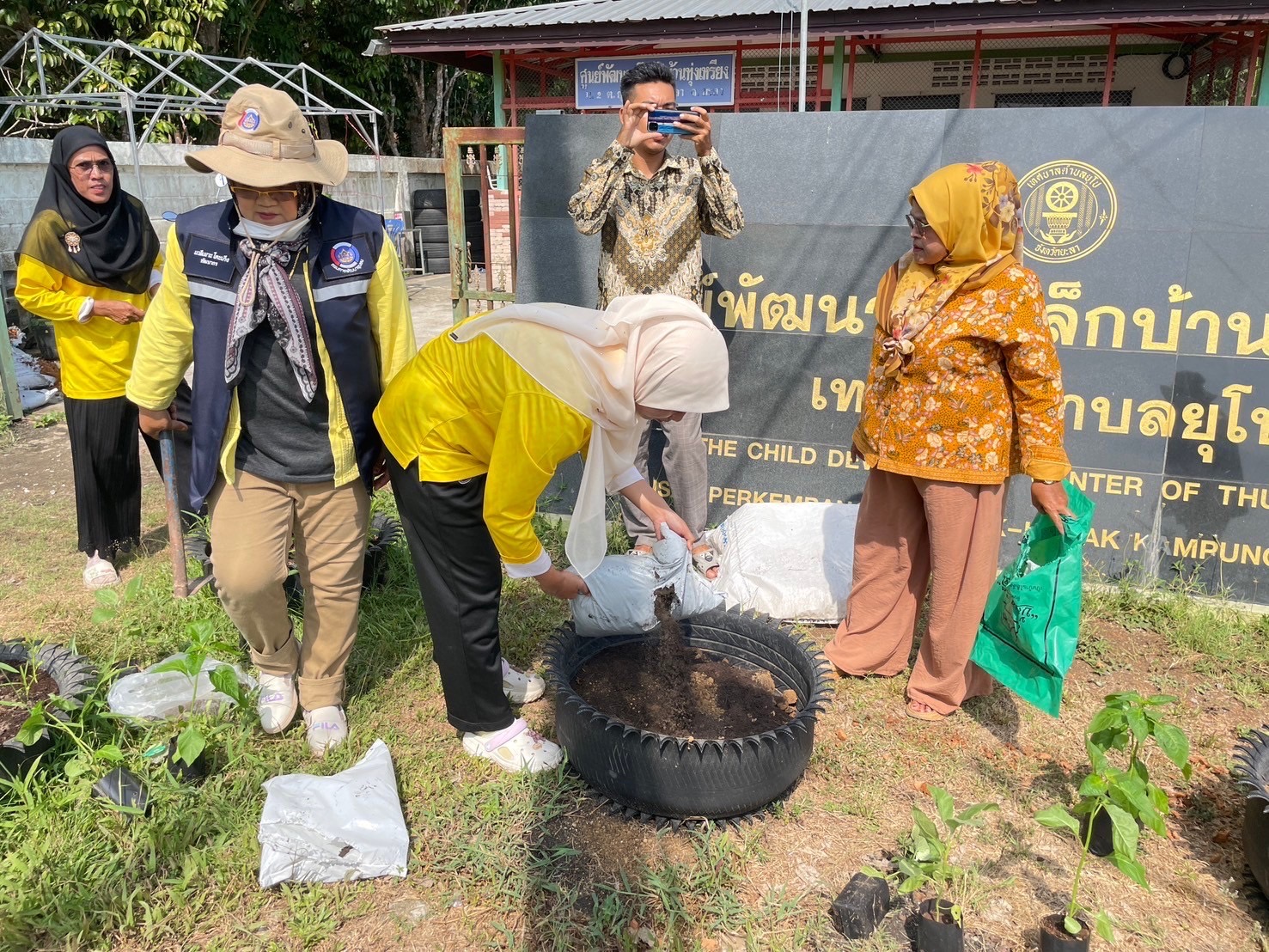 พช.ยะลา ร่วมกิจกรรม การน้อมนำแนวพระราชดำริของสมเด็จพระกนิษฐาธิราชเจ้า กรมสมเด็จพระเทพรัตนราขสุดาฯ สยามบรมราชกุมารี สร้างความมั่นคงทางอาหาร สู่ปฏิบัติการปลูกผักสวนครัว เพื่อสร้างความมั่นคงทางอาหาร