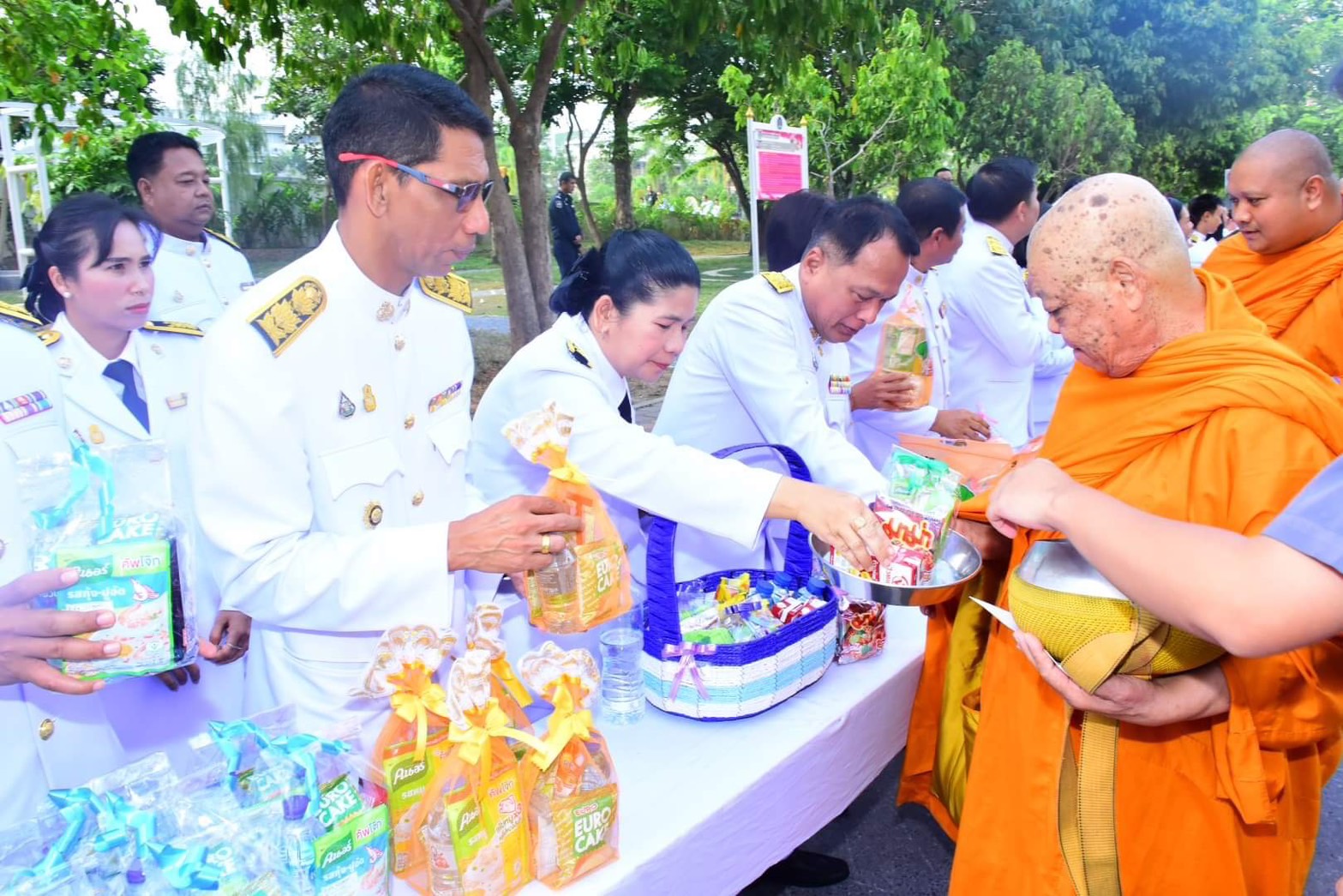 พช.ยะลา ร่วมพิธีทำบุญตักบาตรถวายพระราชกุศล และวางพวงมาลาถวายราชสักการะ เนื่องในวันคล้ายวันสวรรคตสมเด็จพระนเรศวรมหาราช ร่วมรำลึกถึงพระมหากรุณาธิคุณ ผู้ทรงกอบกู้อิสรภาพของไทย