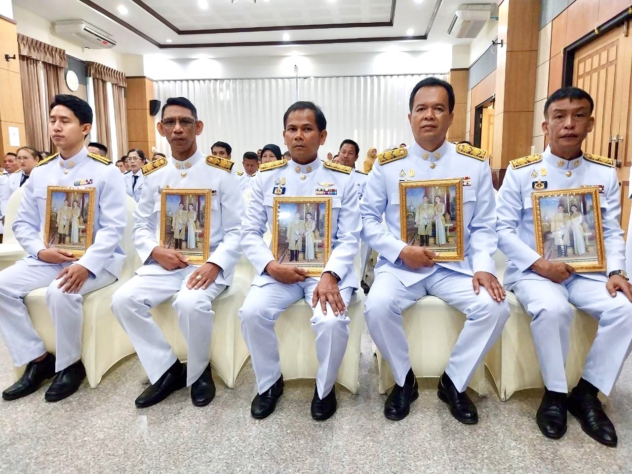 พช.ยะลา ร่วมพิธีรับพระราชทานพระบรมฉายาลักษณ์ พระบาทสมเด็จพระเจ้าอยู่หัว และสมเด็จพระนางเจ้าฯ พระบรมราชินี  วันที่ 29 เมษายน 2567 เวลา 10.00 น.