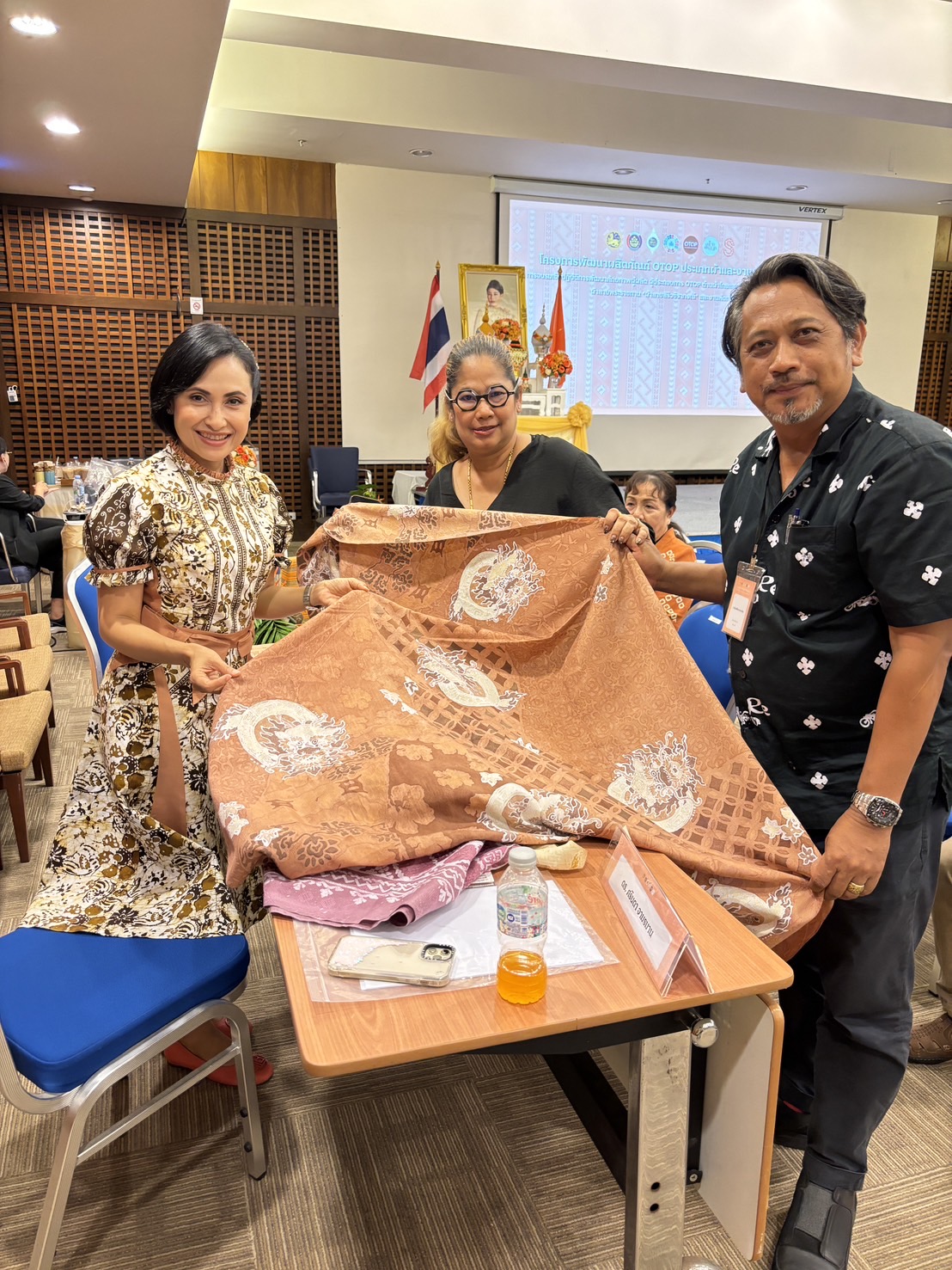 พช.ยะลา ร่วมโครงการพัฒนาผลิตภัณฑ์ OTOP ประเภทผ้าและงานหัตถกรรม 