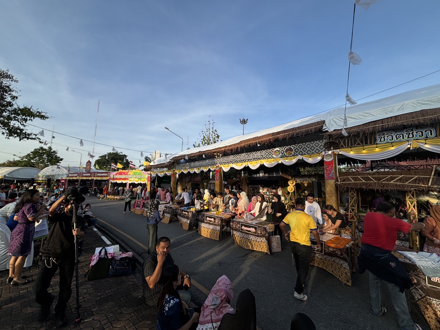 “ชีวิต ชีวา ที่พัฒนาชุมชน สุขใจที่ พช.ยะลา” บูธกาชาด สำนักงานพัฒนาชุมชนจังหวัดยะลา คึกคัก ประชาชนทั่วไปให้ความสนใจเข้าเยี่ยมชมอย่างต่อเนื่อง