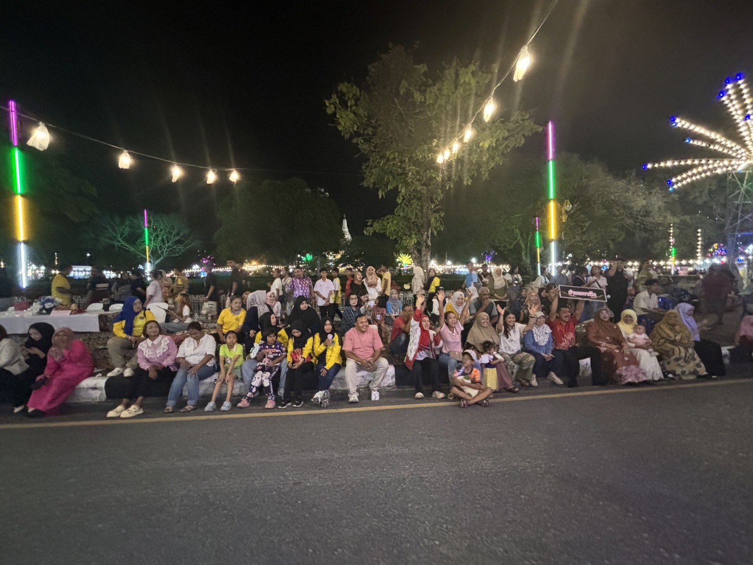 “ชีวิต ชีวา ที่พัฒนาชุมชน สุขใจที่ พช.ยะลา” บูธกาชาด สำนักงานพัฒนาชุมชนจังหวัดยะลา คึกคัก ประชาชนทั่วไปให้ความสนใจเข้าเยี่ยมชมอย่างต่อเนื่อง
