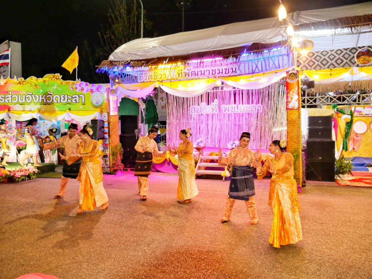 “ชีวิต ชีวา ที่พัฒนาชุมชน สุขใจที่ พช.ยะลา” บูธกาชาด สำนักงานพัฒนาชุมชนจังหวัดยะลา คึกคัก ประชาชนทั่วไปให้ความสนใจเข้าเยี่ยมชมอย่างต่อเนื่อง