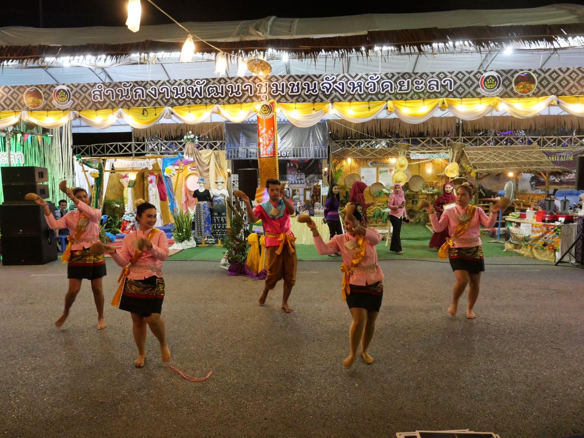 “ชีวิต ชีวา ที่พัฒนาชุมชน สุขใจที่ พช.ยะลา” บูธกาชาด สำนักงานพัฒนาชุมชนจังหวัดยะลา คึกคัก ต่อเนื่อง
