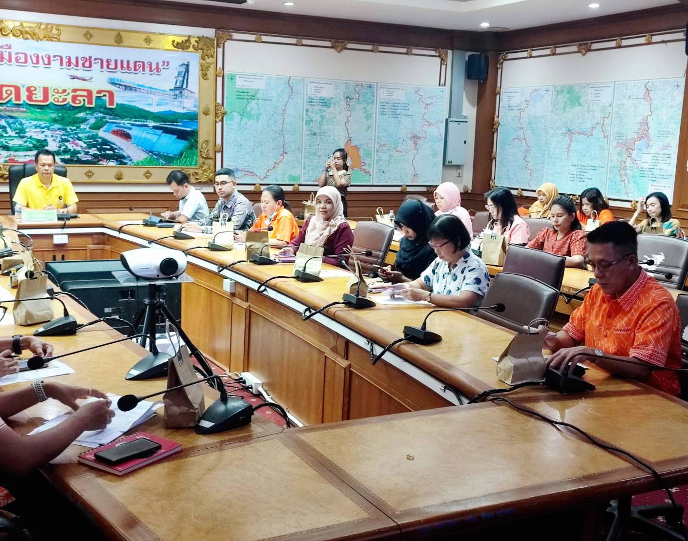 พช.ยะลา ร่วมประชุมชี้แจงเรื่องแนวทางปฏิบัติเกี่ยวกับการปรับอัตราเงินเดือนแรกบรรจุและการปรับเงินเดือนชดเชยผู้ได้รับผลกระทบ ผ่านระบบสื่ออิเล็กทรอนิกส์ (Zoom Meeting)